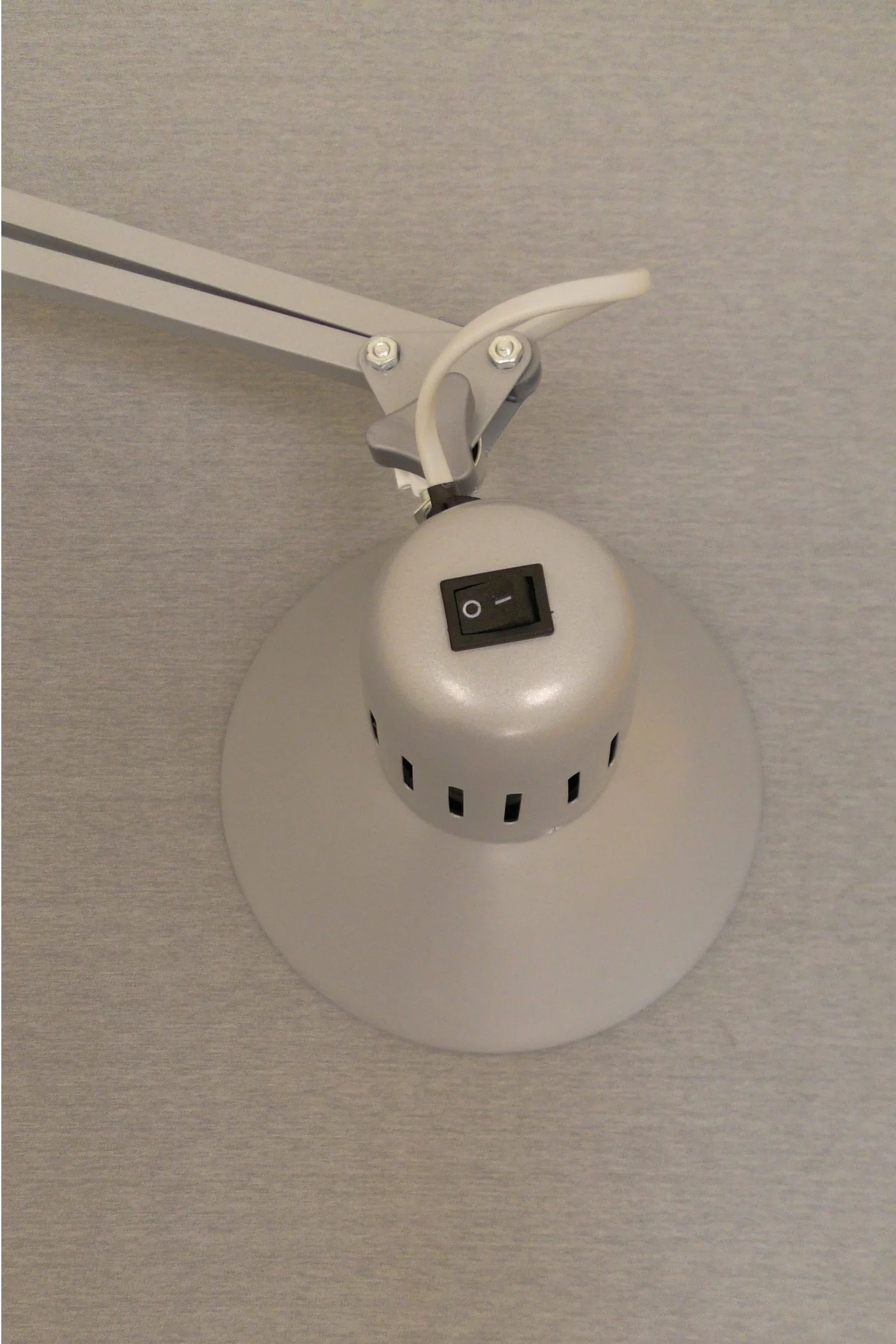   
                        
                        Настільна лампа EGLO (Австрія) 35983    
                         у стилі Хай-тек.  
                        Тип джерела світла: світлодіодна лампа, змінна.                                                 Кольори плафонів і підвісок: Сірий.                         Матеріал: Сталь, Пластик.                          фото 2