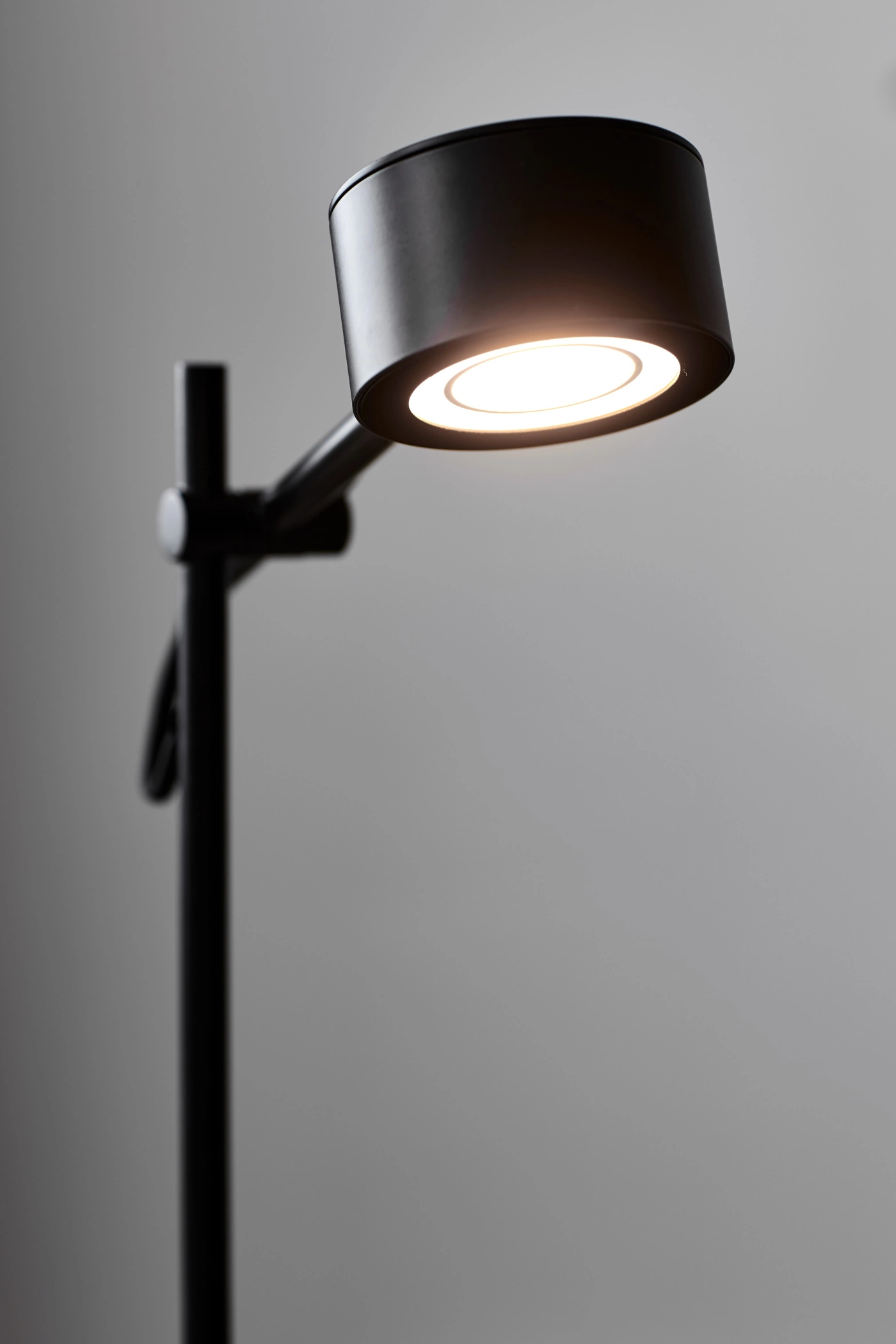   
                        Торшер NORDLUX (Данія) 36007    
                         у стилі лофт, хай-тек.  
                        Тип джерела світла: вбудовані світлодіоди led.                                                 Кольори плафонів і підвісок: чорний.                         Матеріал: метал.                          фото 4