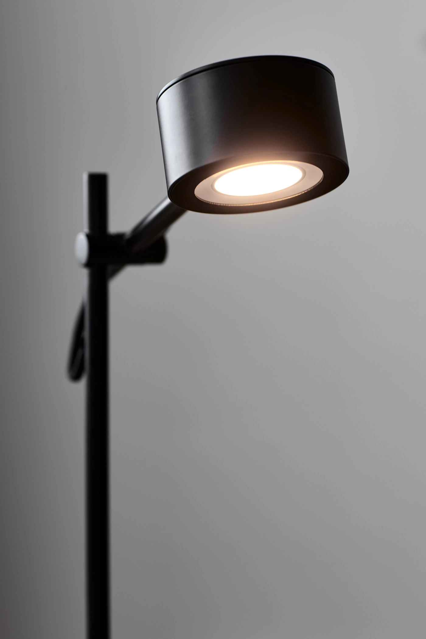   
                        Торшер NORDLUX (Данія) 36007    
                         у стилі лофт, хай-тек.  
                        Тип джерела світла: вбудовані світлодіоди led.                                                 Кольори плафонів і підвісок: чорний.                         Матеріал: метал.                          фото 5