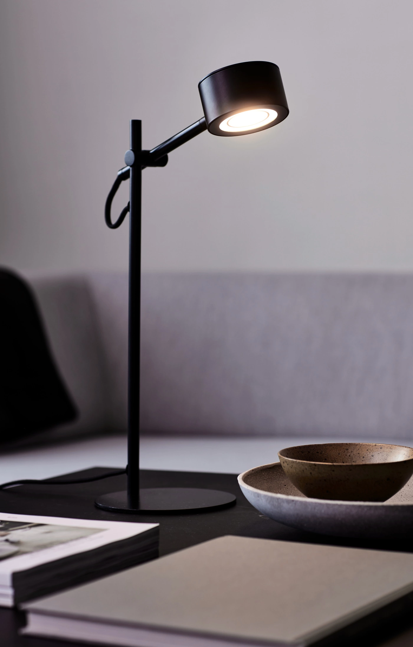  
                        Настільна лампа NORDLUX (Данія) 36008    
                         у стилі Лофт.  
                        Тип джерела світла: вбудовані світлодіоди led.                                                 Кольори плафонів і підвісок: Чорний, Прозорий.                         Матеріал: Метал, Пластик.                          фото 8