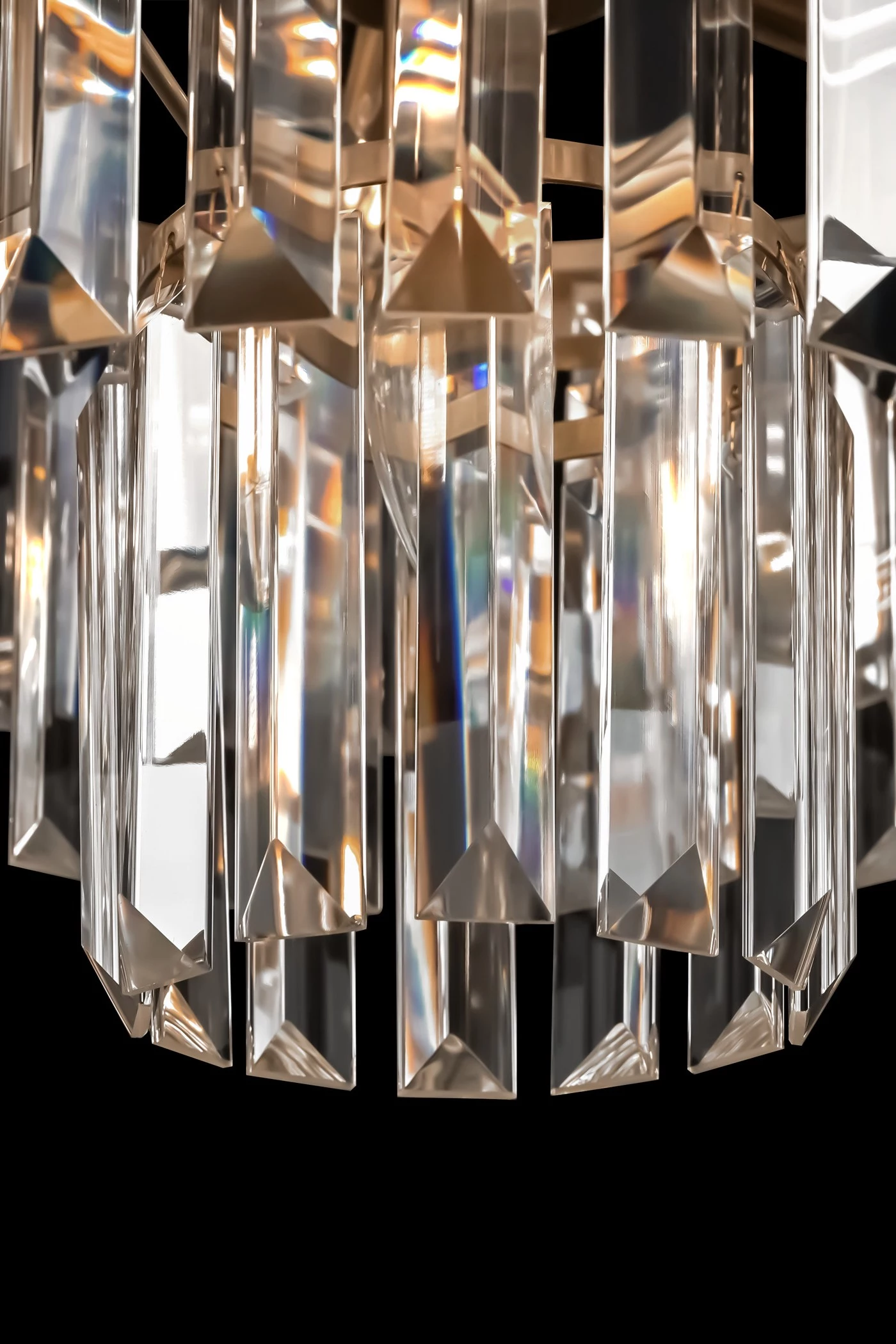   
                        
                        Люстра MAYTONI (Германия) 36046    
                         в стиле Модерн.  
                        Тип источника света: светодиодная лампа, сменная.                         Форма: Круг.                         Цвета плафонов и подвесок: Прозрачный, Латунь.                         Материал: Стекло, Металл.                          фото 4