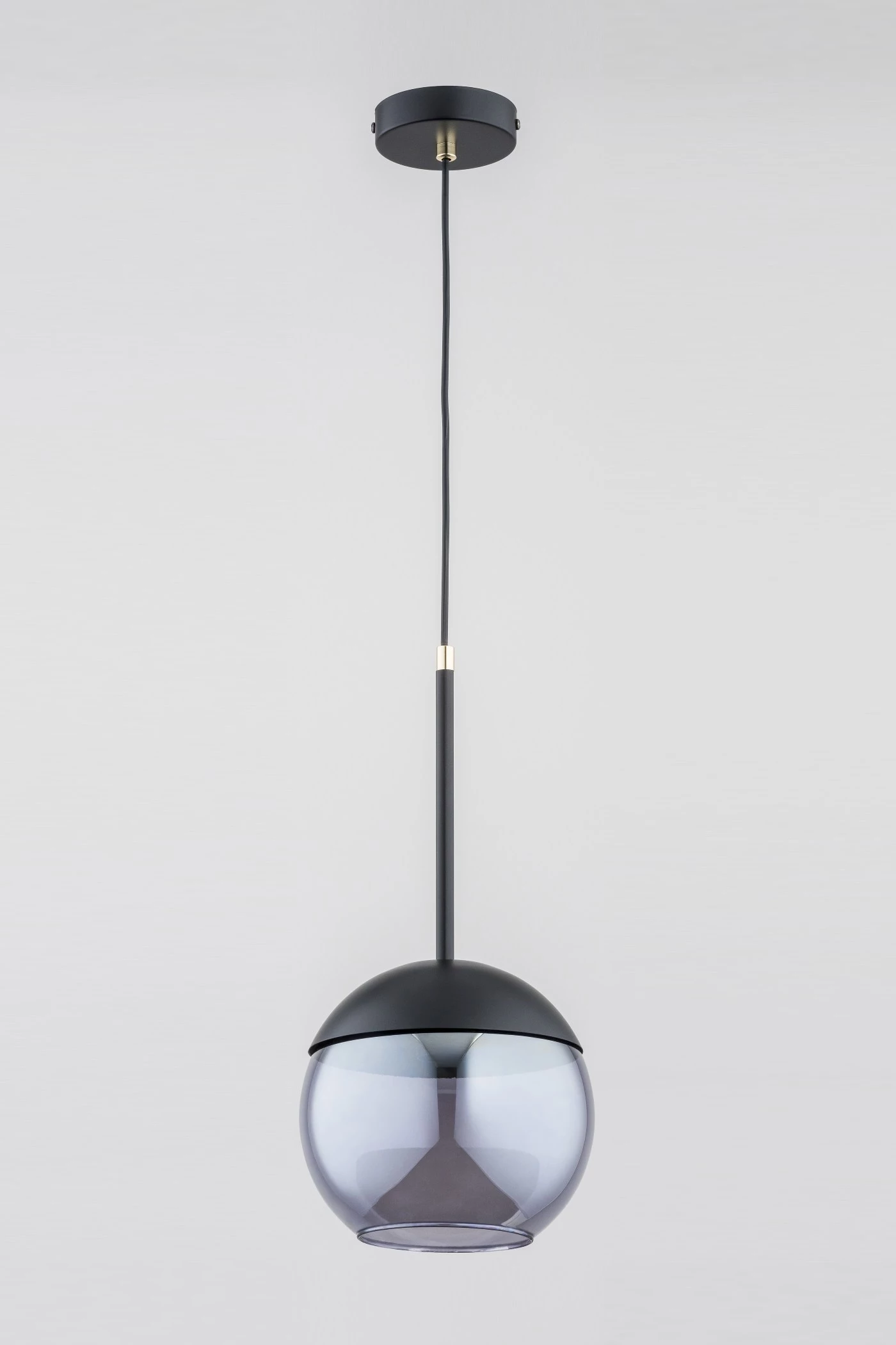   
                        Люстра ALFA (Польща) 39876    
                         у стилі Хай-тек.  
                        Тип джерела світла: світлодіодна лампа, змінна.                         Форма: Куля.                         Кольори плафонів і підвісок: Сірий.                         Матеріал: Скло.                          фото 1