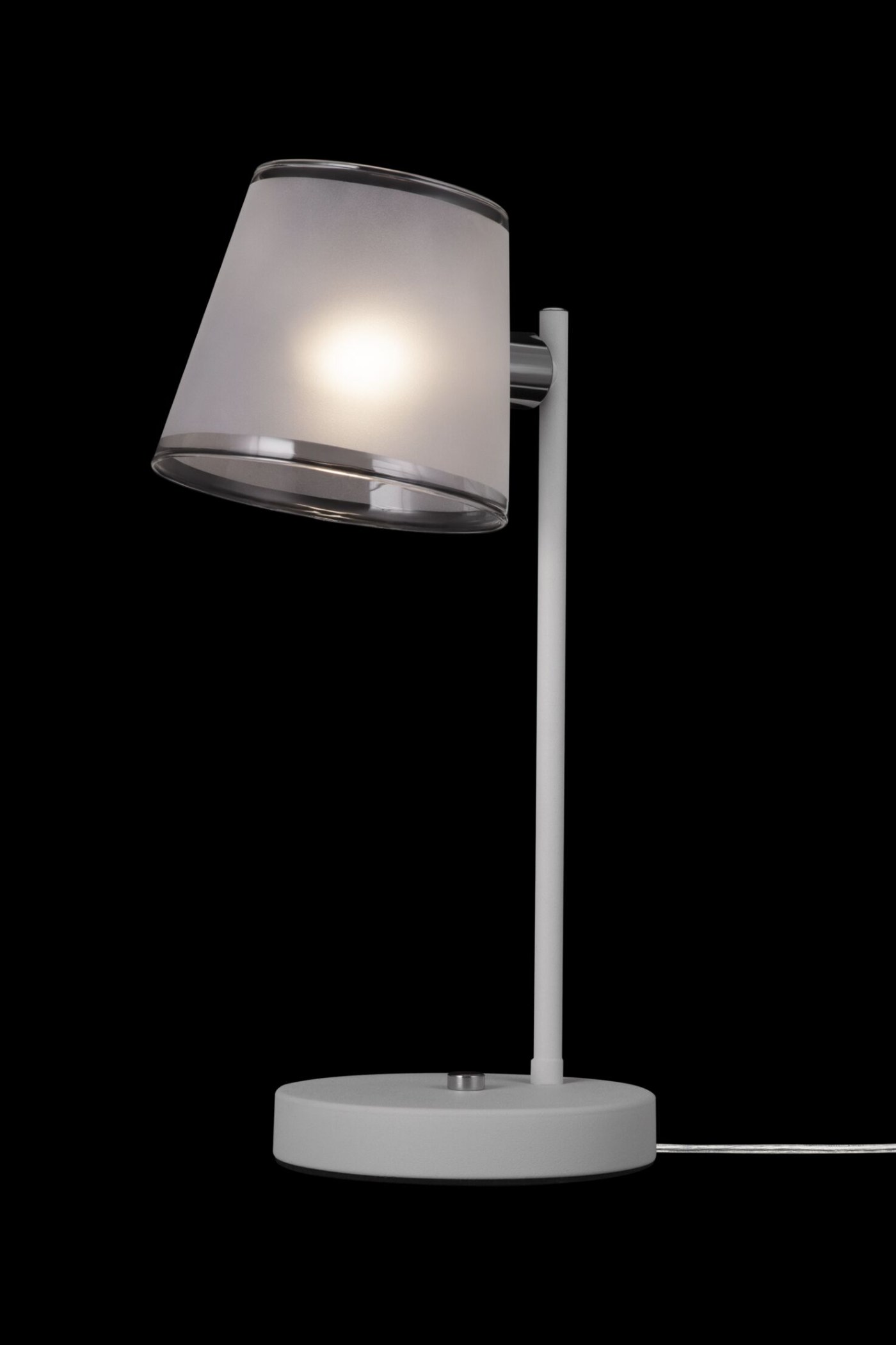   
                        Настільна лампа FREYA (Німеччина) 39956    
                         у стилі модерн.  
                        Тип джерела світла: cвітлодіодні led, енергозберігаючі, розжарювання.                                                 Кольори плафонів і підвісок: білий.                         Матеріал: скло.                          фото 3