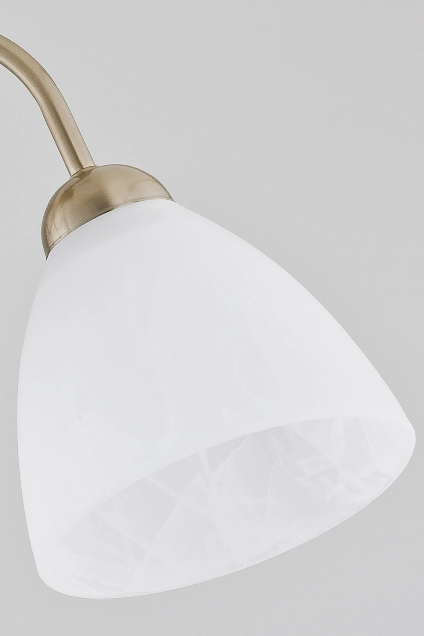   
                        
                        Люстра ALFA (Польща) 40061    
                         у стилі Класика.  
                        Тип джерела світла: світлодіодна лампа, змінна.                         Форма: Коло.                         Кольори плафонів і підвісок: Білий.                         Матеріал: Скло.                          фото 2