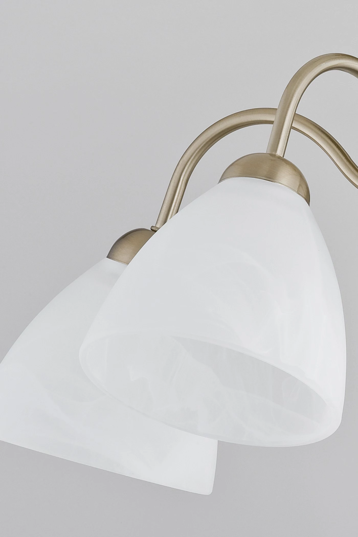   
                        
                        Люстра ALFA (Польща) 40062    
                         у стилі Класика.  
                        Тип джерела світла: світлодіодна лампа, змінна.                         Форма: Коло.                         Кольори плафонів і підвісок: Білий.                         Матеріал: Скло.                          фото 2