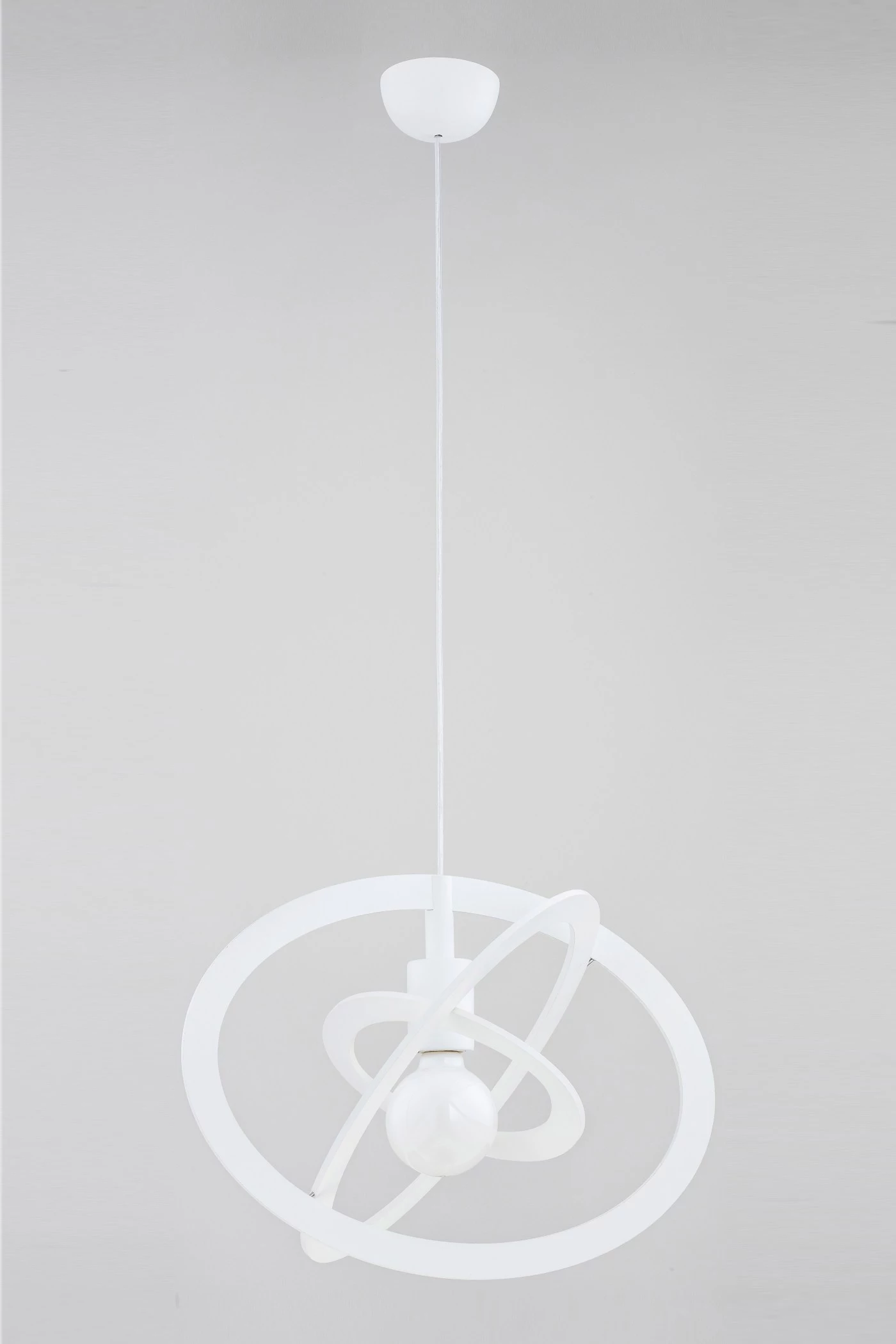   
                        Люстра ALFA  (Польша) 40308    
                         в стиле Модерн.  
                        Тип источника света: светодиодная лампа, сменная.                         Форма: Круг.                         Цвета плафонов и подвесок: Белый.                         Материал: Металл.                          фото 1