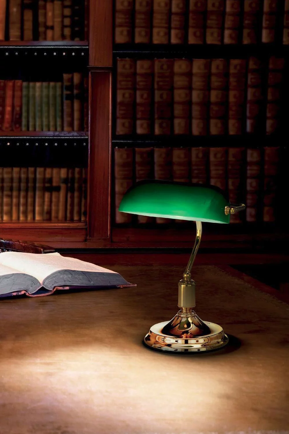   
                        Настільна лампа IDEAL LUX (Італія) 41836    
                         у стилі класика.  
                        Тип джерела світла: cвітлодіодні led, енергозберігаючі, розжарювання.                                                 Кольори плафонів і підвісок: зелений.                         Матеріал: скло.                          фото 2