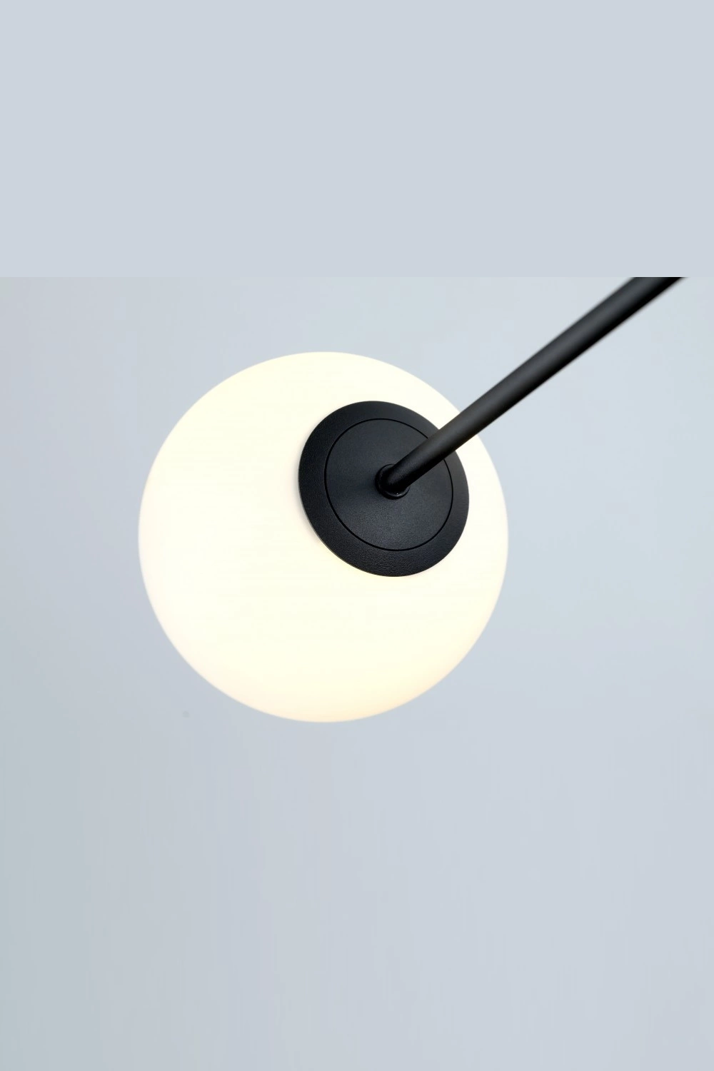   
                        
                        Люстра AZZARDO (Польща) 42076    
                         у стилі Модерн.  
                        Тип джерела світла: світлодіодна лампа, змінна.                         Форма: Коло.                         Кольори плафонів і підвісок: Білий.                         Матеріал: Скло.                          фото 8