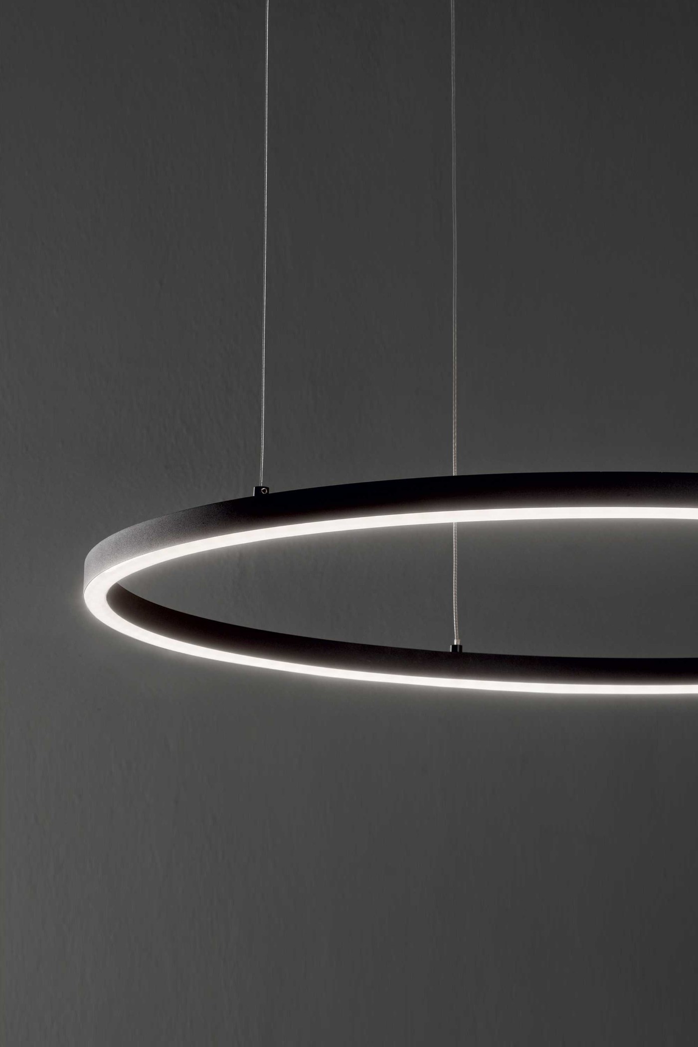   
                        Люстра IDEAL LUX (Італія) 43670    
                         у стилі хай-тек.  
                        Тип джерела світла: вбудовані світлодіоди led.                         Форма: коло.                         Кольори плафонів і підвісок: чорний.                         Матеріал: пластик.                          фото 2