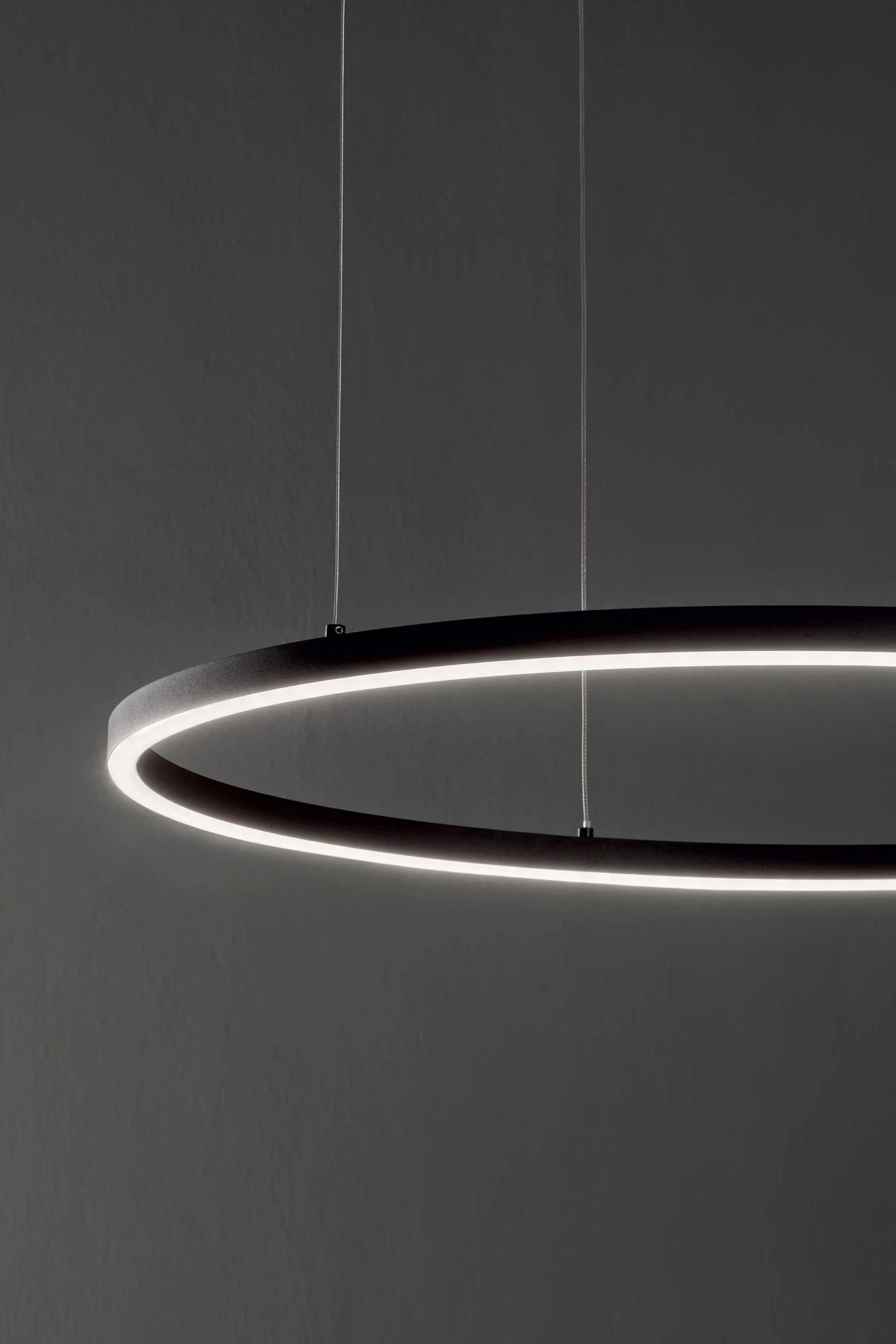   
                        
                        Люстра IDEAL LUX (Італія) 43670    
                         у стилі Хай-тек.  
                        Тип джерела світла: вбудований led-модуль, незмінний.                         Форма: Коло.                         Кольори плафонів і підвісок: Чорний.                         Матеріал: Пластик.                          фото 2