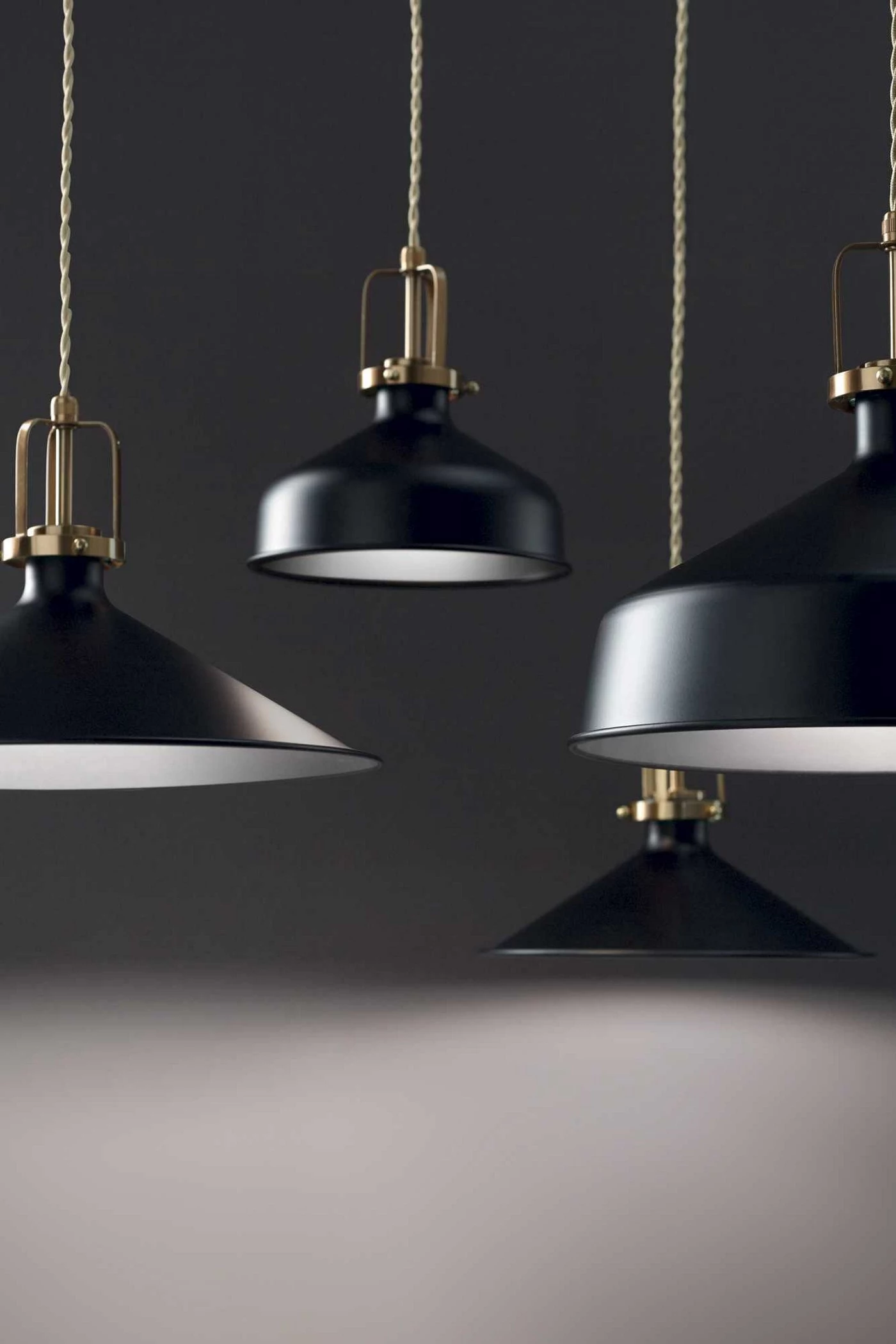   
                        
                        Люстра IDEAL LUX (Італія) 43884    
                         У стилі Лофт.  
                        Тип джерела світла: світлодіодна лампа, змінна.                         Форма: Коло.                         Кольори плафонів і підвісок: Чорний.                         Матеріал: Метал.                          фото 2