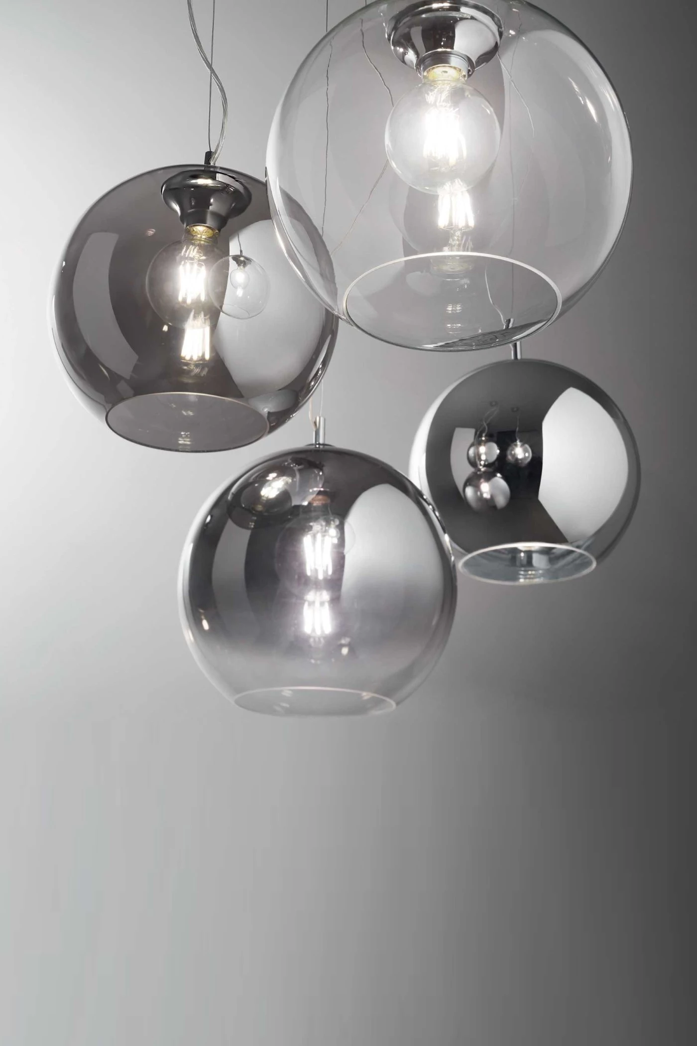   
                        Люстра IDEAL LUX (Італія) 44525    
                         у стилі Хай-тек.  
                        Тип джерела світла: світлодіодна лампа, змінна.                         Форма: Куля.                         Кольори плафонів і підвісок: Сірий.                         Матеріал: Скло.                          фото 2