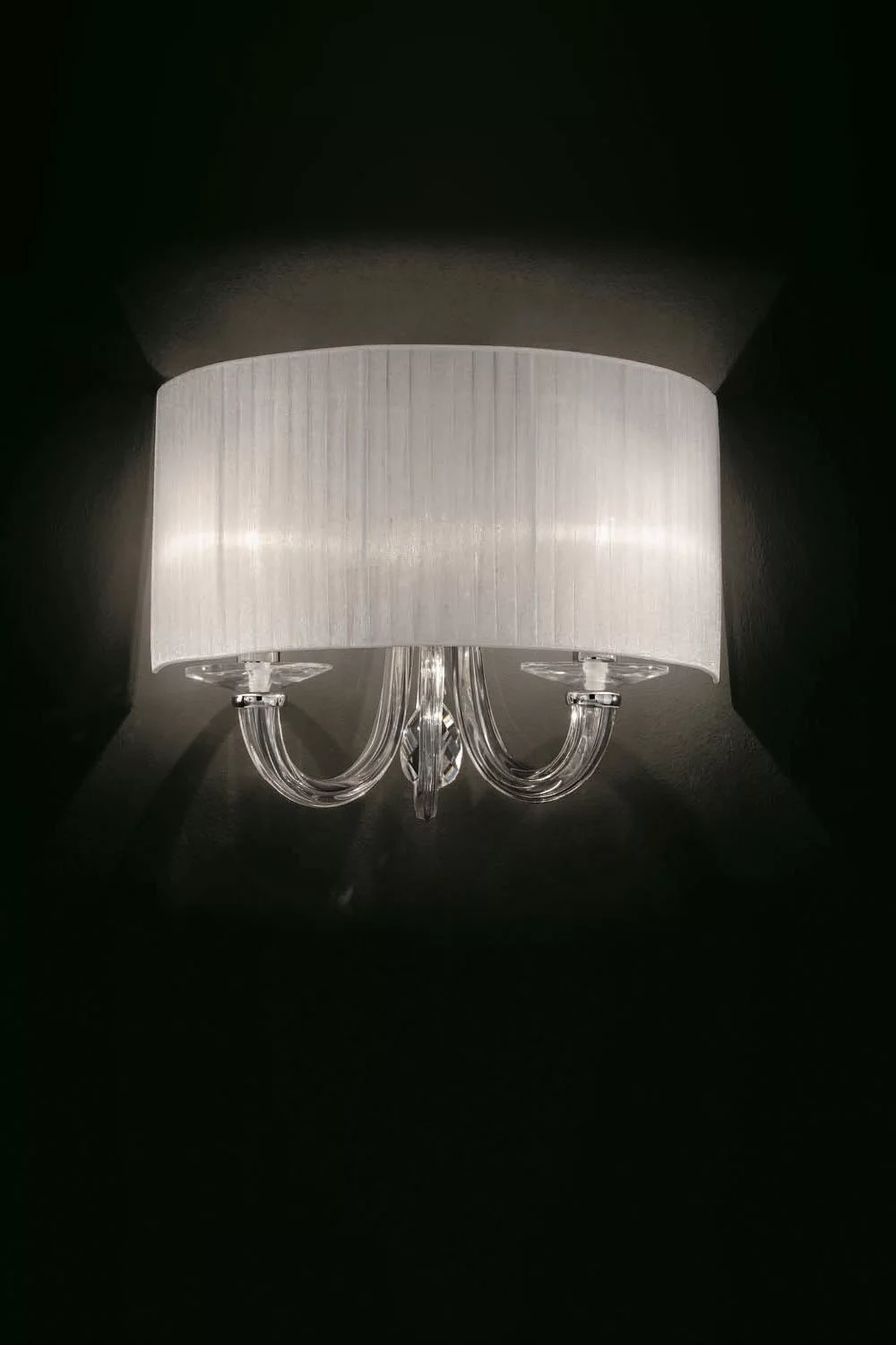   
                        Бра IDEAL LUX (Італія) 46147    
                         у стилі модерн.  
                        Тип джерела світла: cвітлодіодні led, енергозберігаючі, розжарювання.                                                 Кольори плафонів і підвісок: білий.                         Матеріал: тканина, скло, кришталь.                          фото 2
