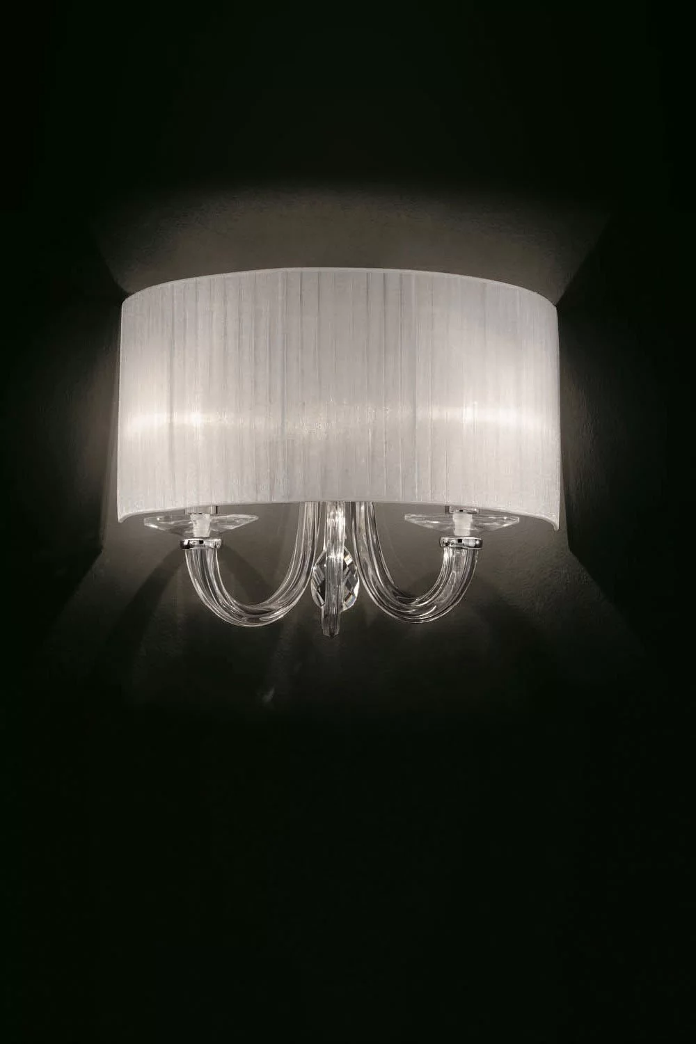   
                        
                        Бра IDEAL LUX (Италия) 46147    
                         В стиле Модерн.  
                        Тип источника света: светодиодная лампа, сменная.                                                 Цвета плафонов и подвесок: Белый.                         Материал: Ткань, Стекло, Хрусталь.                          фото 2