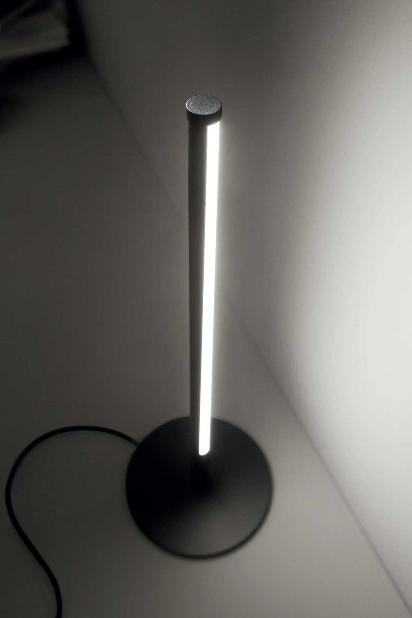   
                        Настільна лампа IDEAL LUX (Італія) 46624    
                         у стилі хай-тек.  
                        Тип джерела світла: вбудовані світлодіоди led.                                                                                                  фото 2
