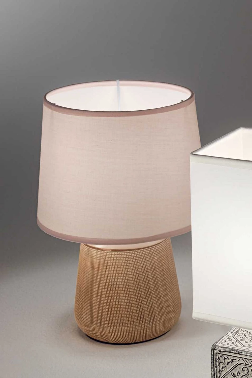   
                        Настільна лампа IDEAL LUX (Італія) 47259    
                         у стилі модерн.  
                        Тип джерела світла: cвітлодіодні led, енергозберігаючі, розжарювання.                                                 Кольори плафонів і підвісок: бежевий.                         Матеріал: тканина.                          фото 2