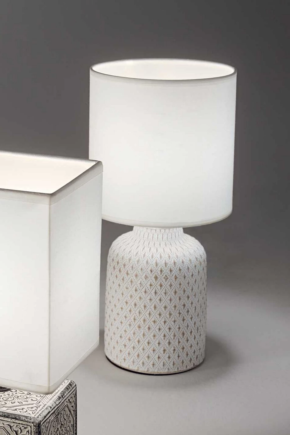   
                        
                        Настольная лампа IDEAL LUX (Италия) 47260    
                         в стиле Восточный.  
                        Тип источника света: светодиодная лампа, сменная.                                                 Цвета плафонов и подвесок: Белый.                         Материал: Ткань.                          фото 3