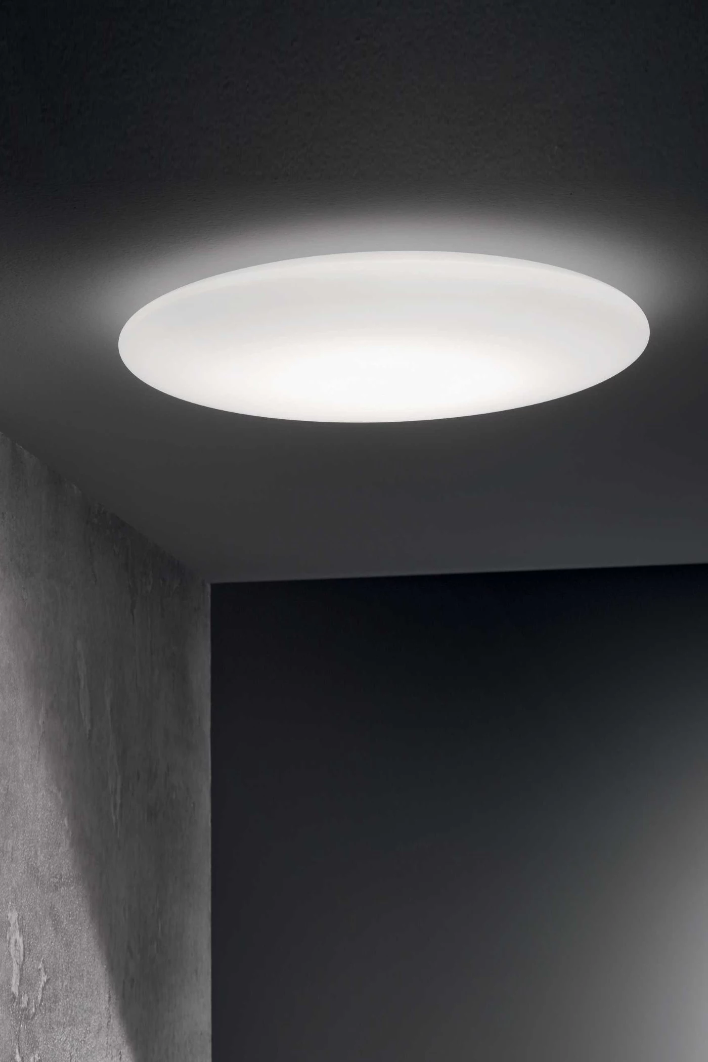   
                        Світильник стельовий IDEAL LUX (Італія) 47512    
                         у стилі модерн.  
                        Тип джерела світла: вбудовані світлодіоди led.                         Форма: коло.                         Кольори плафонів і підвісок: білий.                         Матеріал: скло.                          фото 3