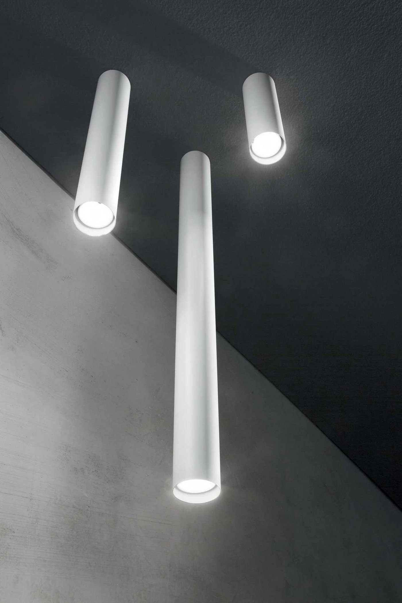   
                        
                        Точковий світильник IDEAL LUX (Італія) 47541    
                         у стилі Хай-тек.  
                        Тип джерела світла: світлодіодна лампа, змінна.                         Форма: Коло.                         Кольори плафонів і підвісок: Білий.                         Матеріал: Алюміній.                          фото 3