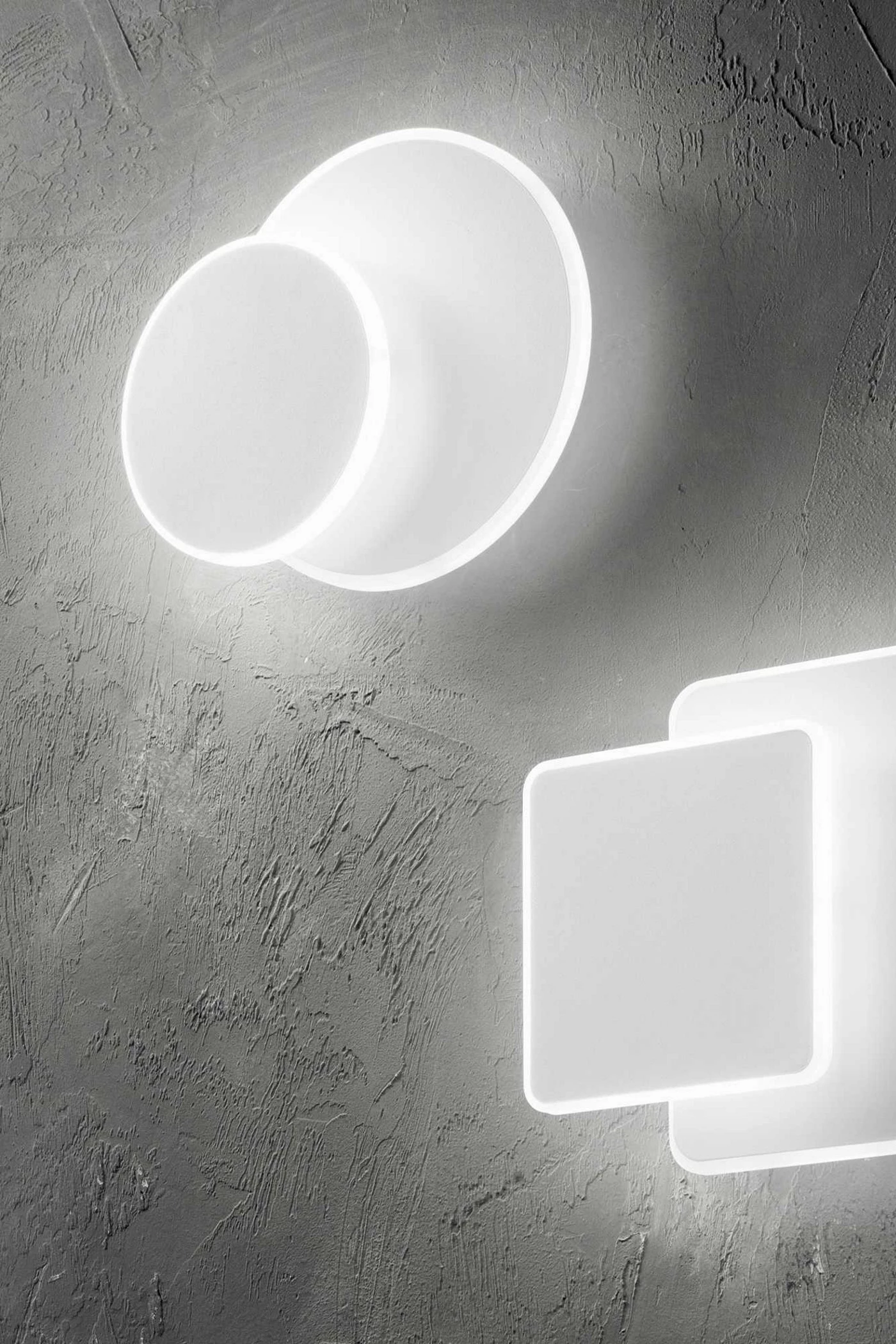   
                        Світильник настінний IDEAL LUX (Італія) 47804    
                         у стилі Модерн.  
                        Тип джерела світла: вбудовані світлодіоди led.                         Форма: Асиметрична.                         Кольори плафонів і підвісок: Білий.                         Матеріал: Акрил.                          фото 2