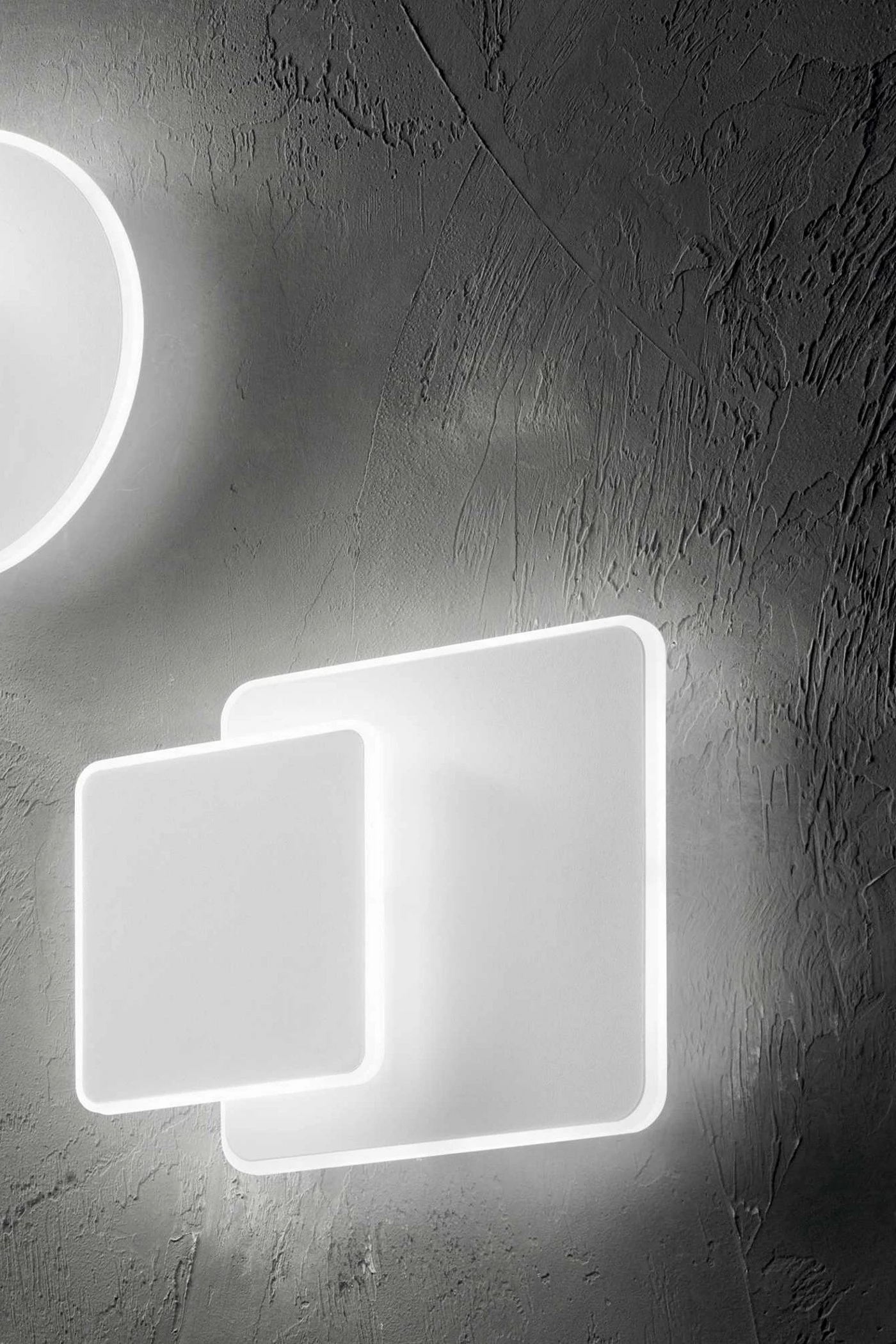   
                        Світильник настінний IDEAL LUX (Італія) 47805    
                         у стилі Модерн.  
                        Тип джерела світла: вбудовані світлодіоди led.                         Форма: Асиметрична.                         Кольори плафонів і підвісок: Білий.                         Матеріал: Акрил.                          фото 2