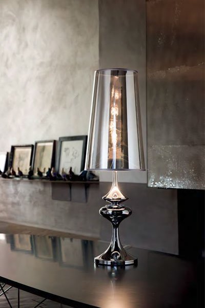   
                        Настільна лампа IDEAL LUX (Італія) 48251    
                         у стилі скандинавський.  
                        Тип джерела світла: cвітлодіодні led, енергозберігаючі, розжарювання.                                                 Кольори плафонів і підвісок: сірий.                         Матеріал: пластик.                          фото 2