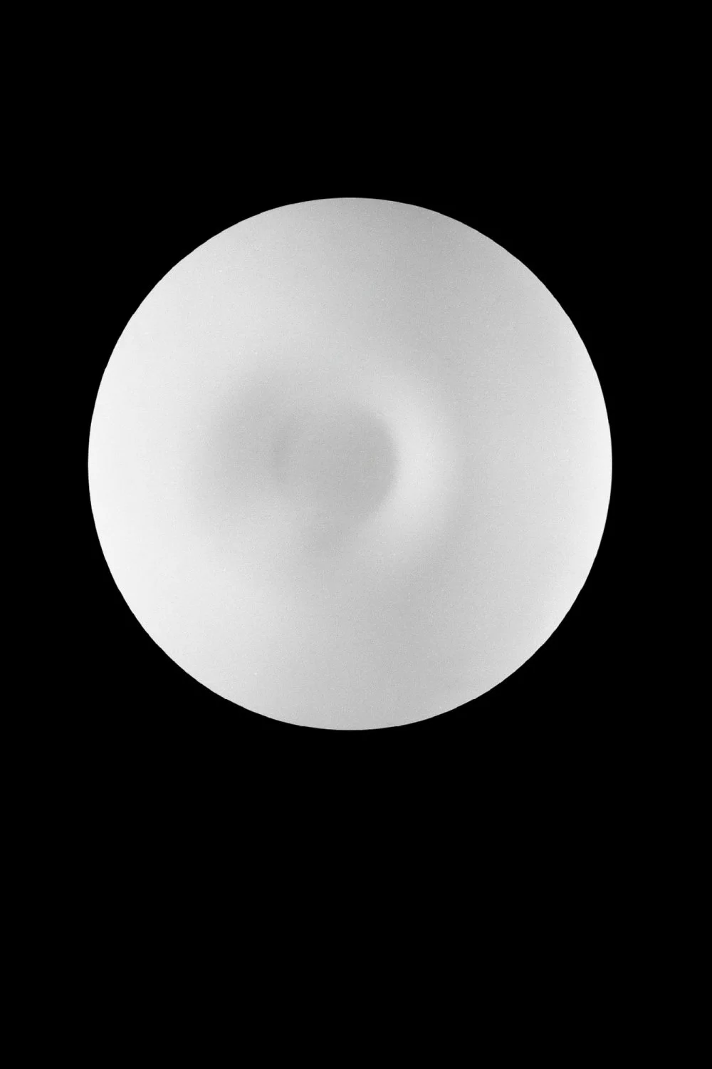   
                        Светильник потолочный IDEAL LUX  (Италия) 48543    
                         в стиле Модерн.  
                        Тип источника света: светодиодная лампа, сменная.                         Форма: Круг.                         Цвета плафонов и подвесок: Белый.                         Материал: Стекло.                          фото 1