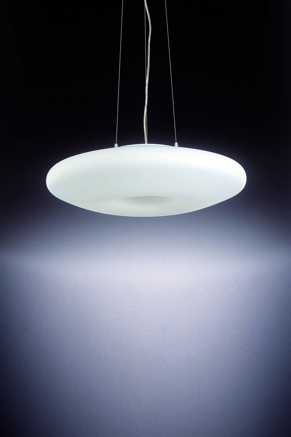   
                        Люстра IDEAL LUX (Італія) 48545    
                         у стилі модерн.  
                        Тип джерела світла: cвітлодіодні led, енергозберігаючі, розжарювання.                         Форма: коло.                         Кольори плафонів і підвісок: білий.                         Матеріал: скло.                          фото 1