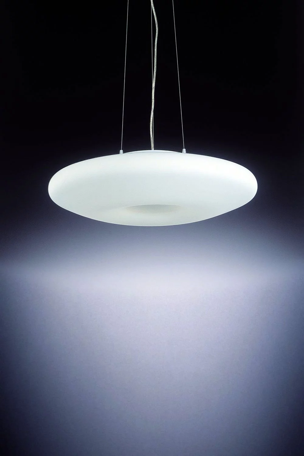  
                        Люстра IDEAL LUX (Італія) 48545    
                         у стилі Модерн.  
                        Тип джерела світла: світлодіодна лампа, змінна.                         Форма: Коло.                         Кольори плафонів і підвісок: Білий.                         Матеріал: Скло.                          фото 1