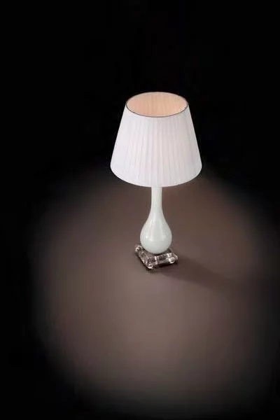   
                        Настольная лампа IDEAL LUX  (Италия) 48591    
                         в стиле Арт-деко.  
                        Тип источника света: светодиодная лампа, сменная.                                                 Цвета плафонов и подвесок: Белый.                         Материал: Ткань, Пластик.                          фото 2