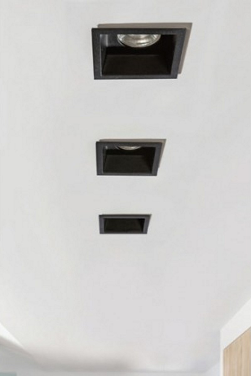   
                        Точковий світильник AZZARDO (Польща) 50171    
                         у стилі хай-тек.  
                        Тип джерела світла: cвітлодіодні led, галогенні.                         Форма: квадрат.                         Кольори плафонів і підвісок: чорний.                         Матеріал: метал.                          фото 3