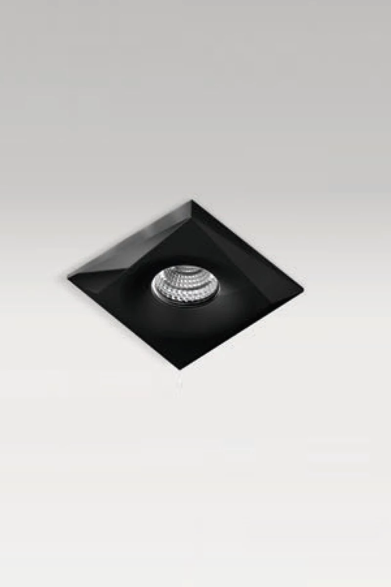   
                        Точковий світильник AZZARDO (Польща) 50203    
                         у стилі Модерн.  
                        Тип джерела світла: cвітлодіодні led, галогенні.                         Форма: Квадрат.                         Кольори плафонів і підвісок: Чорний.                         Матеріал: Алюміній.                          фото 1