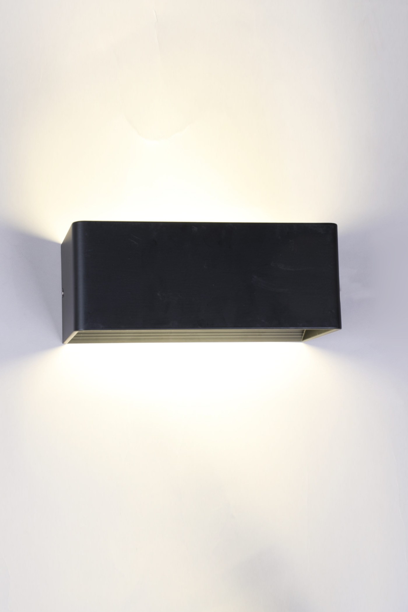   
                        Декоративна підсвітка LAGUNA LIGHTING (Китай) 50601    
                         у стилі хай-тек.  
                        Тип джерела світла: вбудовані світлодіоди led.                         Форма: прямокутник.                         Кольори плафонів і підвісок: чорний.                         Матеріал: метал.                          фото 1