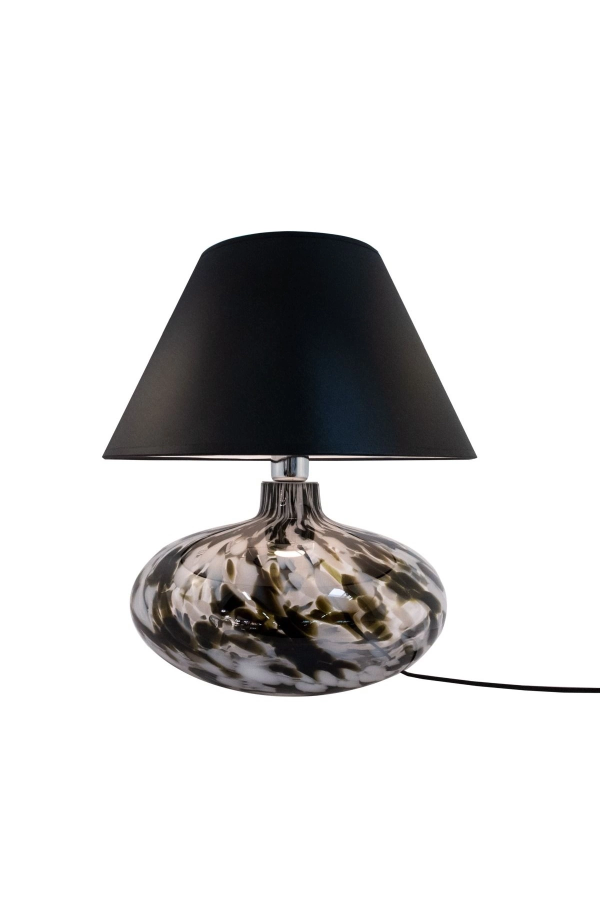   
                        
                        Настільна лампа ZUMALINE (Польща) 51039    
                         у стилі Модерн.  
                        Тип джерела світла: світлодіодна лампа, змінна.                                                 Кольори плафонів і підвісок: Чорний, Білий.                         Матеріал: Тканина.                          фото 2