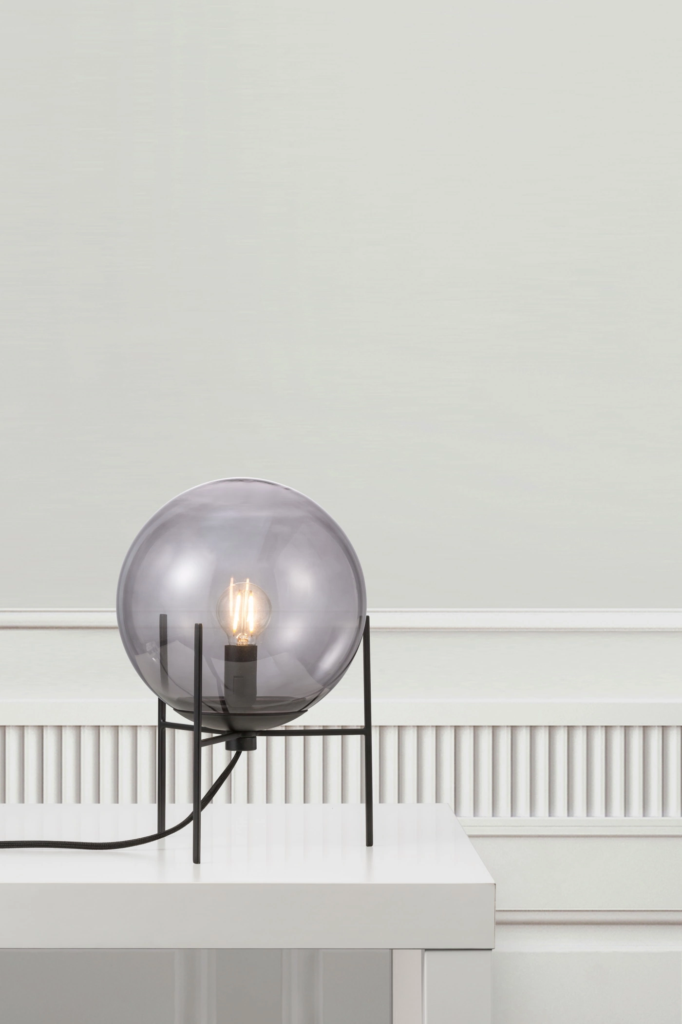   
                        
                        Настольная лампа NORDLUX (Дания) 51145    
                         в стиле Хай-тек, Лофт.  
                        Тип источника света: светодиодная лампа, сменная.                                                 Цвета плафонов и подвесок: Серый.                         Материал: Стекло.                          фото 2