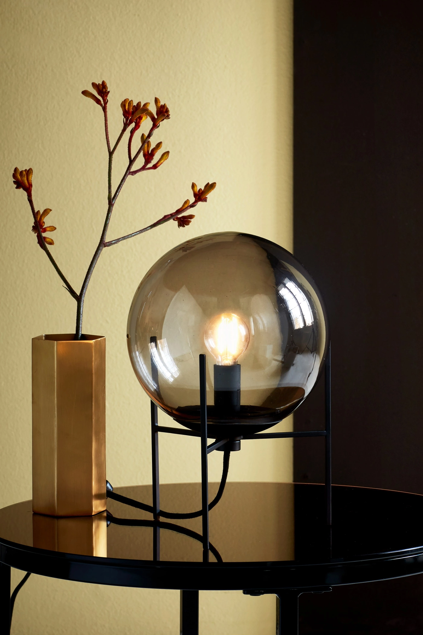   
                        
                        Настольная лампа NORDLUX (Дания) 51145    
                         в стиле Хай-тек, Лофт.  
                        Тип источника света: светодиодная лампа, сменная.                                                 Цвета плафонов и подвесок: Серый.                         Материал: Стекло.                          фото 3