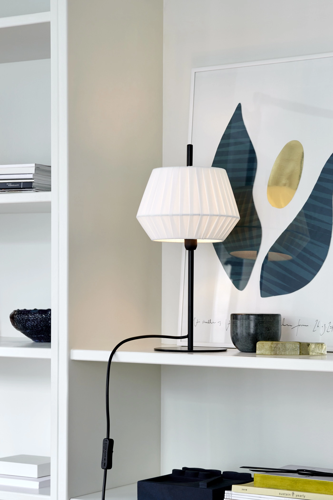   
                        Настільна лампа NORDLUX (Данія) 51195    
                         у стилі Модерн.  
                        Тип джерела світла: світлодіодна лампа, змінна.                                                 Кольори плафонів і підвісок: Білий.                         Матеріал: Тканина.                          фото 5