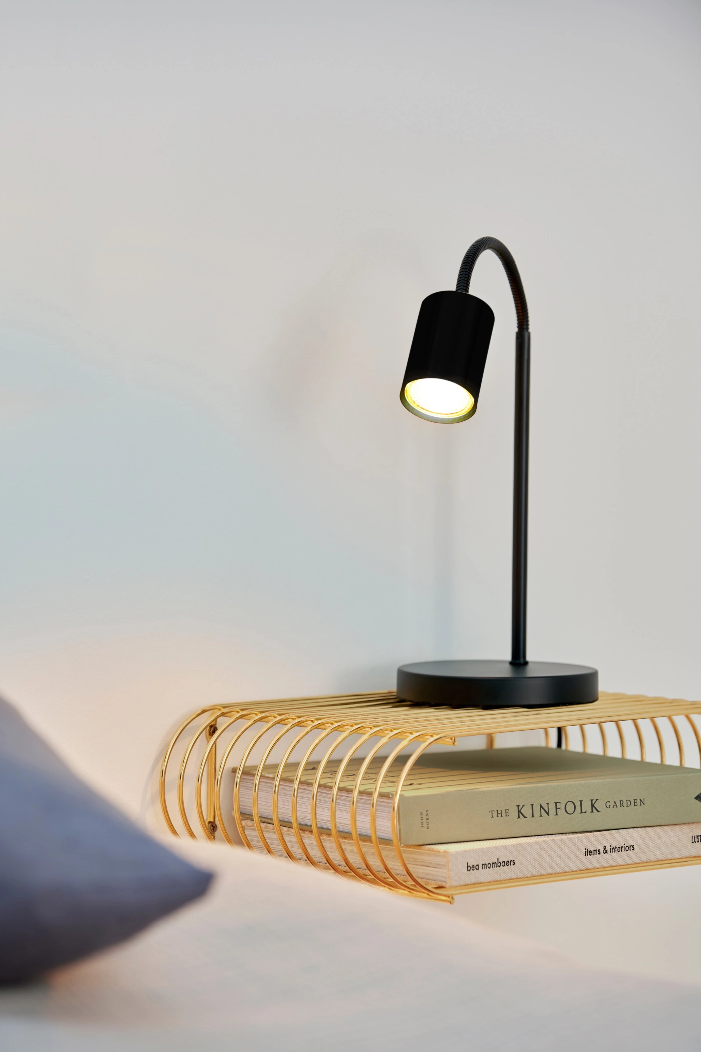   
                        Настольная лампа NORDLUX  (Дания) 51207    
                         в стиле Хай-тек.  
                        Тип источника света: светодиодная лампа, сменная.                                                 Цвета плафонов и подвесок: Черный.                         Материал: Металл.                          фото 4