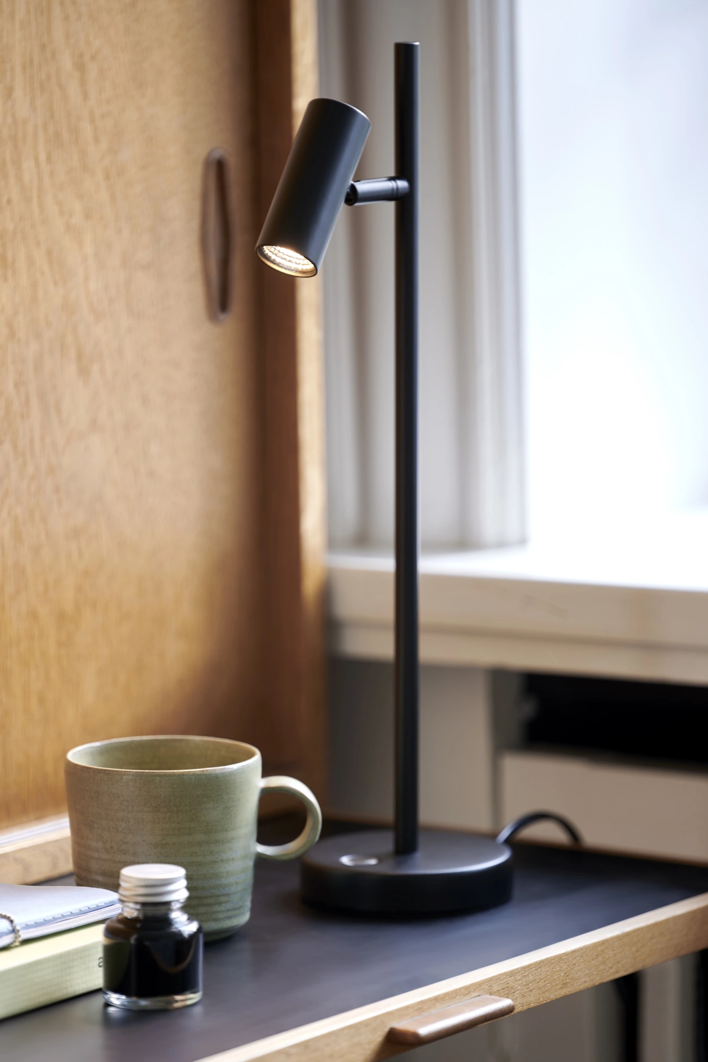   
                        
                        Настольная лампа NORDLUX (Дания) 51298    
                         в стиле Хай-тек.  
                        Тип источника света: встроенный led-модуль, несъемный.                                                 Цвета плафонов и подвесок: Черный.                         Материал: Металл.                          фото 5