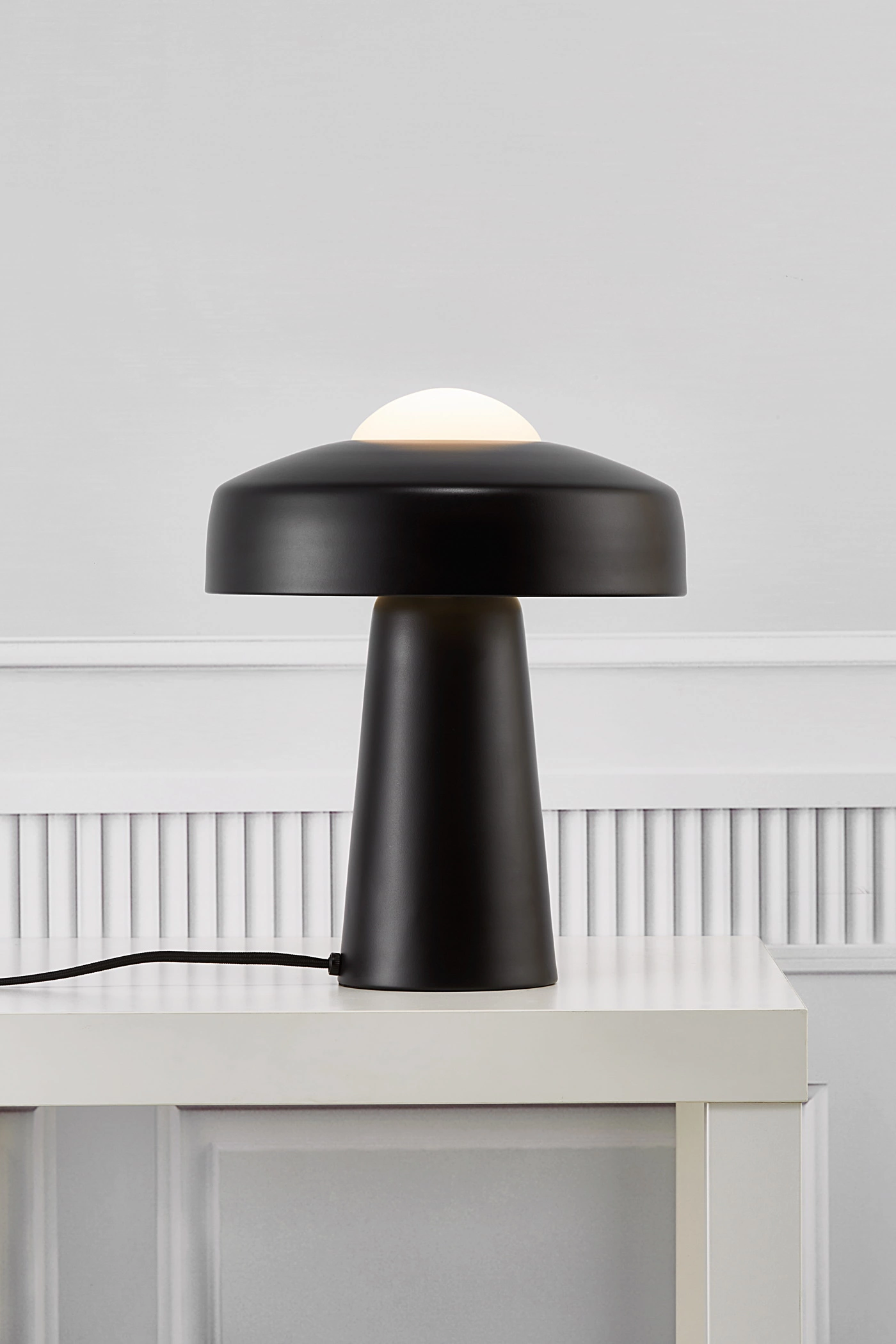   
                        Настільна лампа NORDLUX (Данія) 51341    
                         у стилі лофт.  
                        Тип джерела світла: cвітлодіодні led, енергозберігаючі, розжарювання.                                                 Кольори плафонів і підвісок: чорний, білий.                         Матеріал: метал, скло.                          фото 5