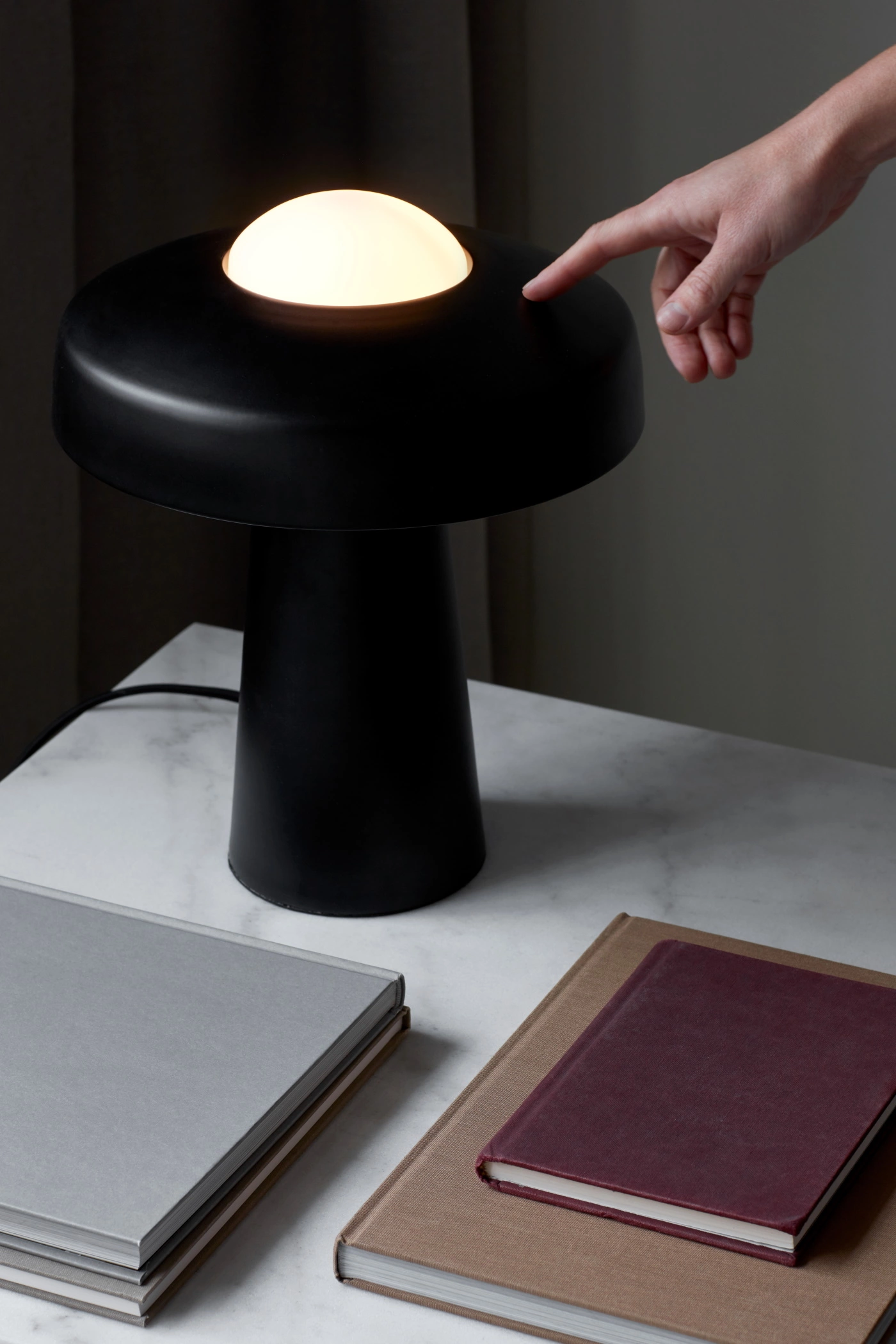   
                        Настільна лампа NORDLUX (Данія) 51341    
                         у стилі лофт.  
                        Тип джерела світла: cвітлодіодні led, енергозберігаючі, розжарювання.                                                 Кольори плафонів і підвісок: чорний, білий.                         Матеріал: метал, скло.                          фото 6