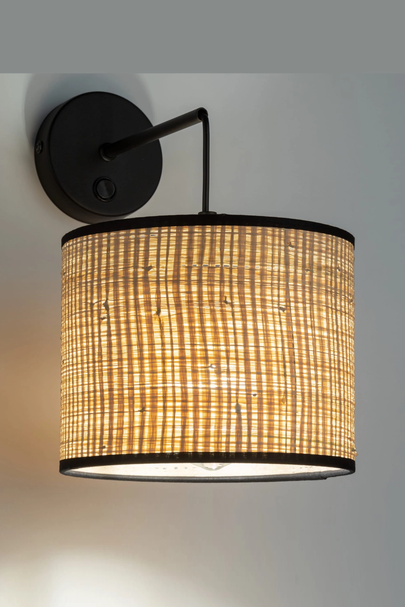   
                        
                        Бра TK LIGHTING (Польша) 51471    
                         В стиле Скандинавский.  
                        Тип источника света: светодиодная лампа, сменная.                                                 Цвета плафонов и подвесок: Бежевый, Черный.                         Материал: Ткань.                          фото 5