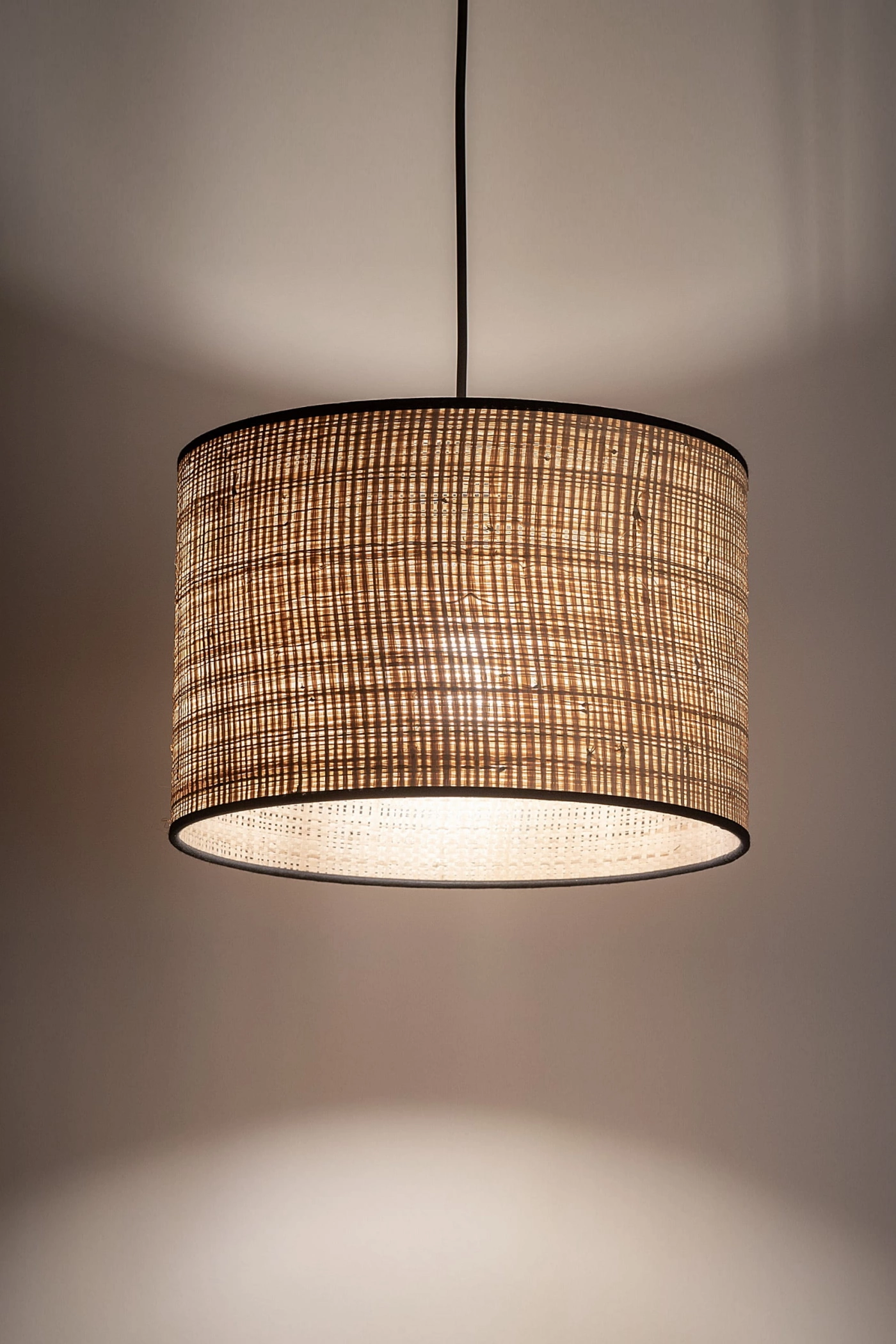   
                        
                        Люстра TK LIGHTING (Польща) 51473    
                         У стилі Модерн.  
                        Тип джерела світла: світлодіодна лампа, змінна.                         Форма: Циліндр.                         Кольори плафонів і підвісок: Бежевий, Чорний.                         Матеріал: Тканина.                          фото 4