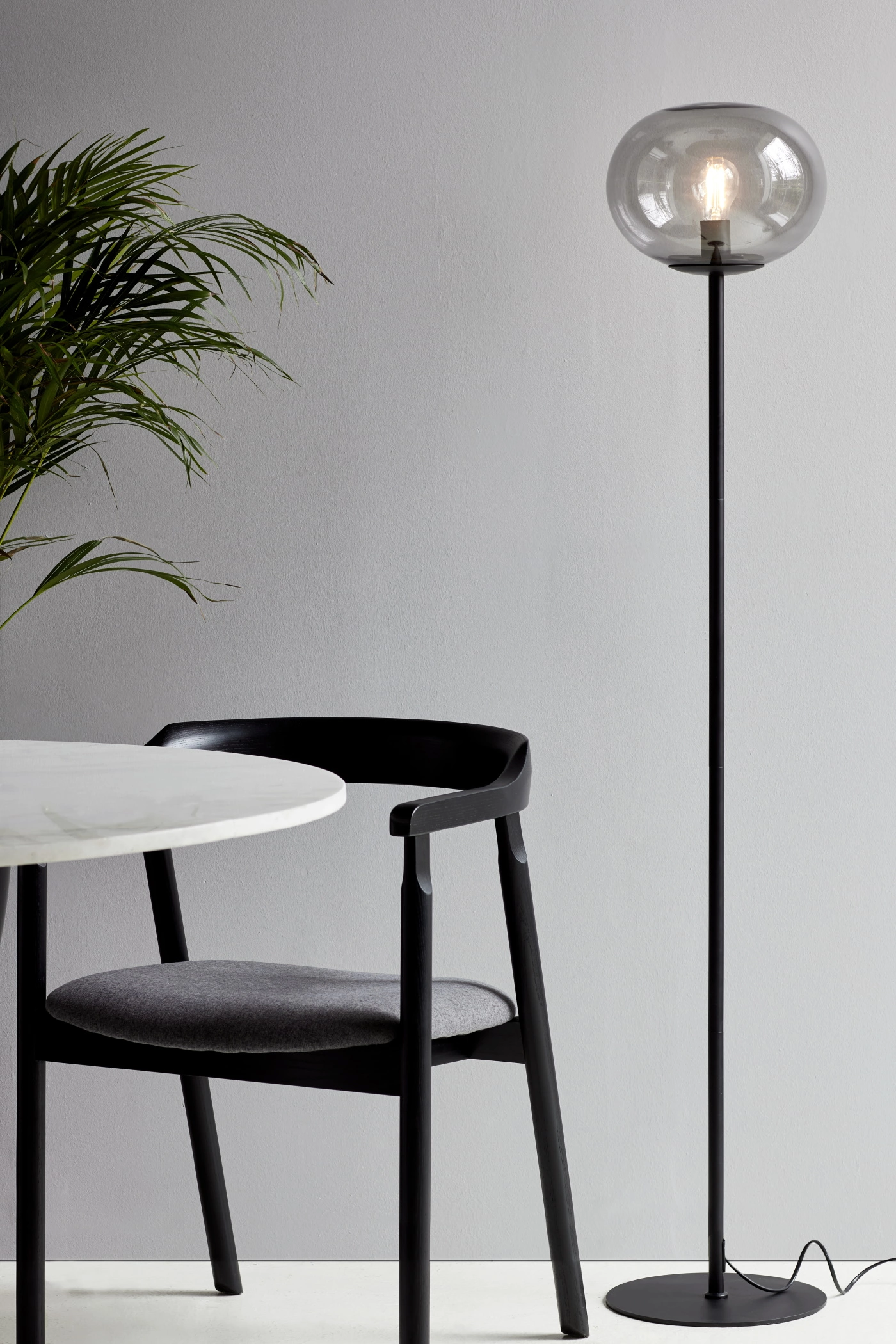   
                        
                        Торшер NORDLUX (Данія) 51937    
                         у стилі Хай-тек, Лофт.  
                        Тип джерела світла: світлодіодна лампа, змінна.                                                 Кольори плафонів і підвісок: Сірий.                         Матеріал: Скло.                          фото 6