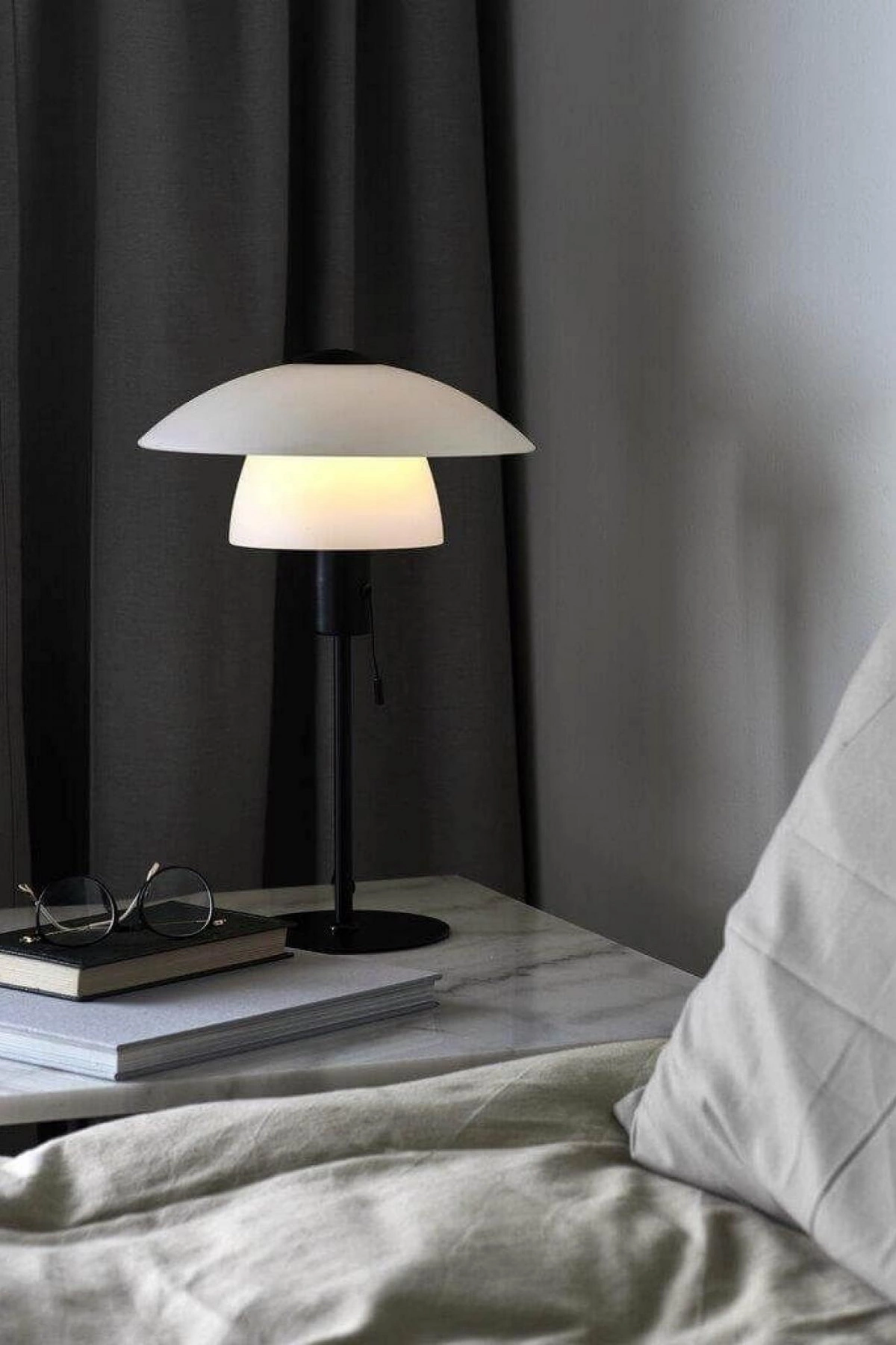   
                        Настільна лампа NORDLUX (Данія) 52506    
                         у стилі скандинавський, модерн.  
                        Тип джерела світла: cвітлодіодні led, енергозберігаючі, розжарювання.                                                 Кольори плафонів і підвісок: білий.                         Матеріал: скло.                          фото 3