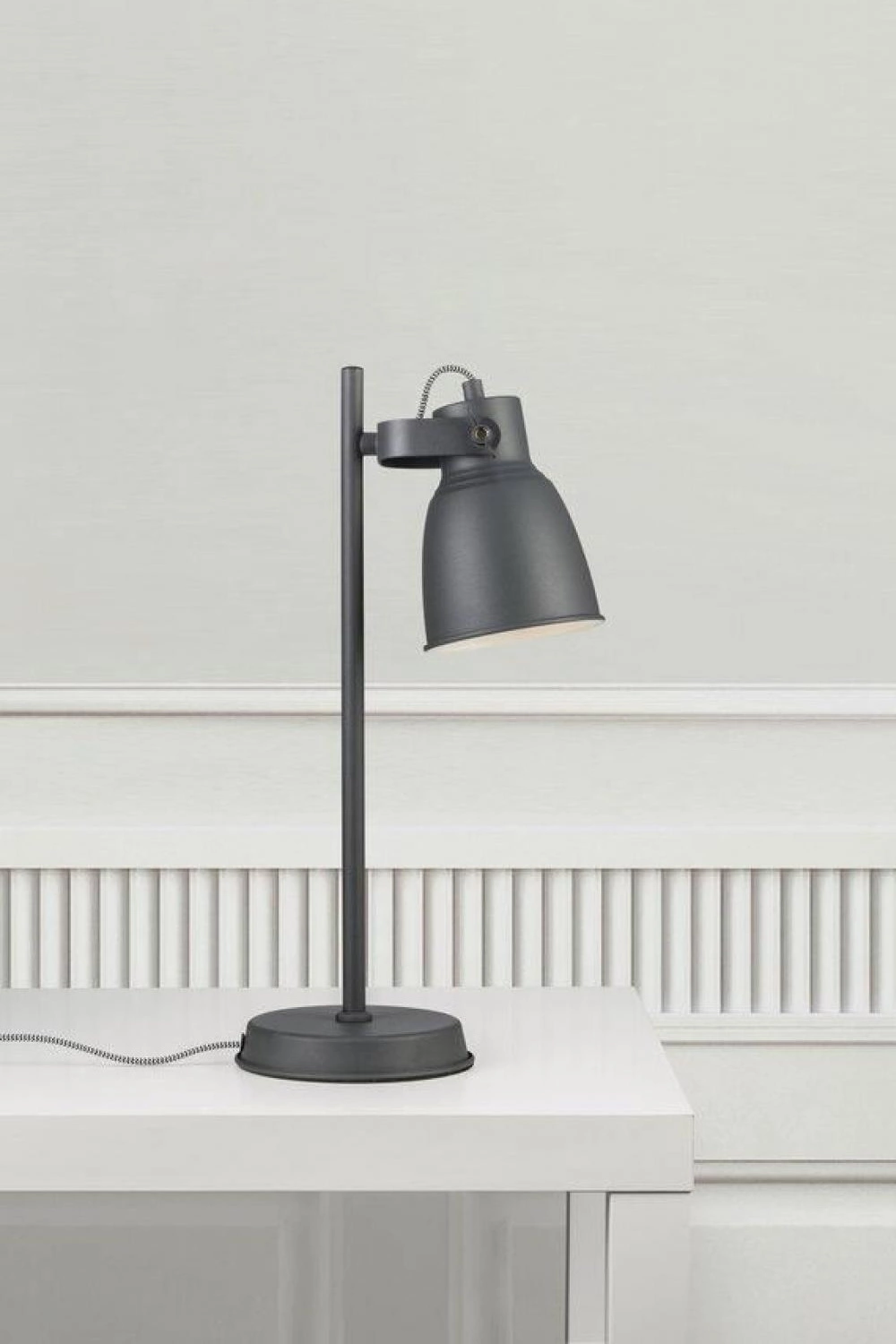   
                        Настільна лампа NORDLUX (Данія) 52508    
                         у стилі Лофт.  
                        Тип джерела світла: cвітлодіодні led, енергозберігаючі, розжарювання.                                                 Кольори плафонів і підвісок: Сірий.                         Матеріал: Метал.                          фото 3