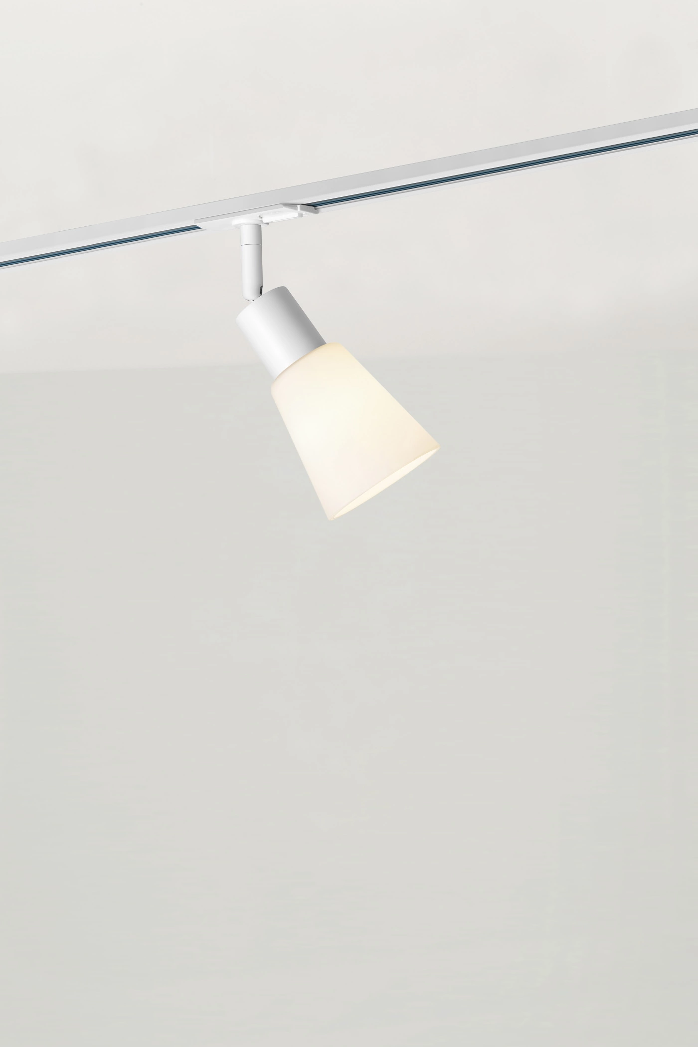   
                        
                        Трековый светильник NORDLUX (Дания) 52550    
                         в стиле Модерн.  
                        Тип источника света: светодиодная лампа, сменная.                                                 Цвета плафонов и подвесок: Белый.                         Материал: Стекло.                          фото 3