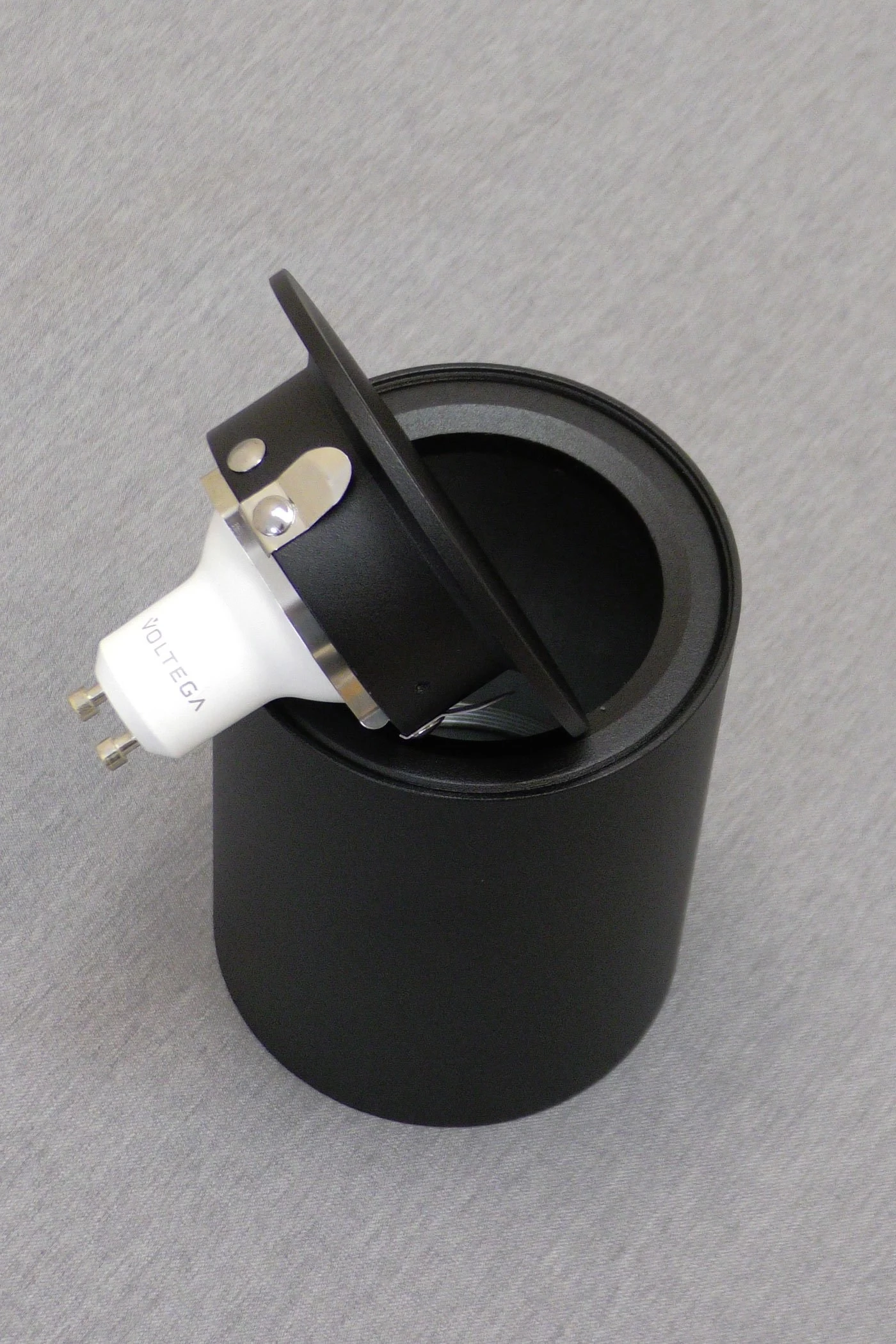   
                        Точковий світильник VASMAR (Україна) 53304    
                         у стилі лофт.  
                        Тип джерела світла: cвітлодіодні led, галогенні.                         Форма: циліндр.                         Кольори плафонів і підвісок: чорний.                         Матеріал: алюміній.                          фото 4