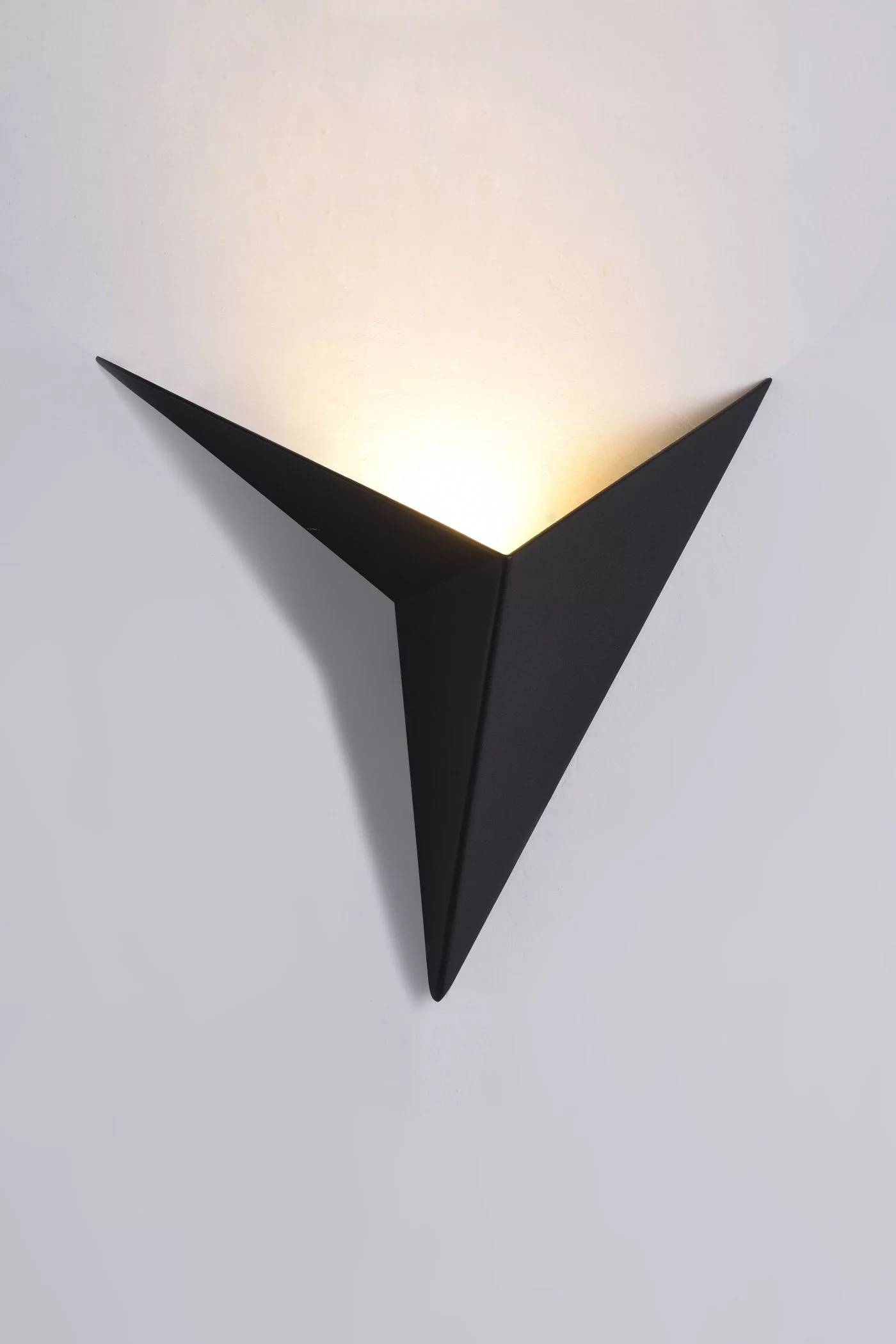   
                        
                        Декоративная подсветка VASMAR (Украина) 53318    
                         в стиле Лофт.  
                        Тип источника света: встроенный led-модуль, несъемный.                                                 Цвета плафонов и подвесок: Черный.                         Материал: Металл.                          фото 2