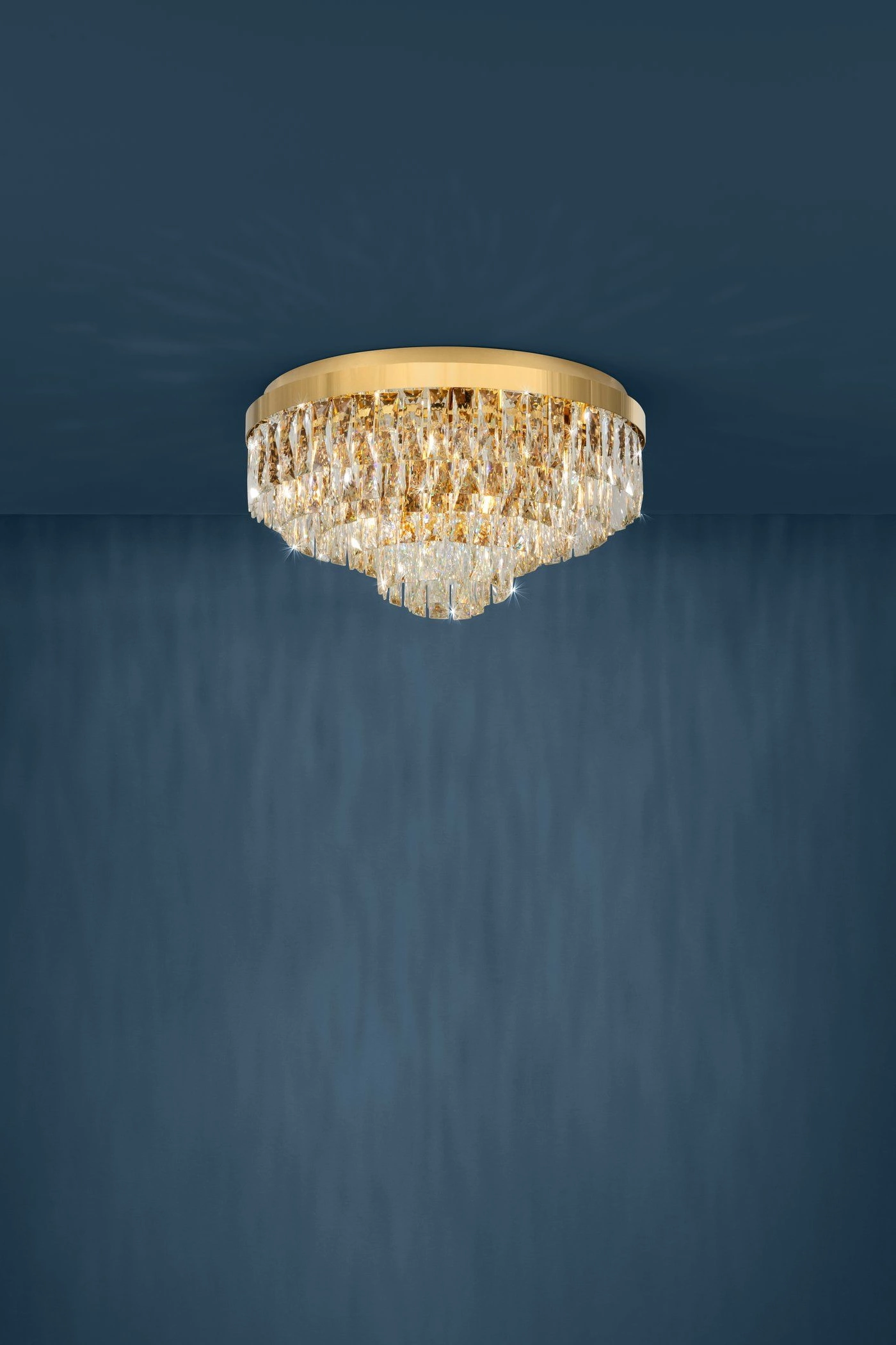   
                        
                        Люстра EGLO (Австрія) 53725    
                         у стилі Класика.  
                        Тип джерела світла: світлодіодна лампа, змінна.                         Форма: Коло.                         Кольори плафонів і підвісок: Прозорий.                         Матеріал: Скло.                          фото 3